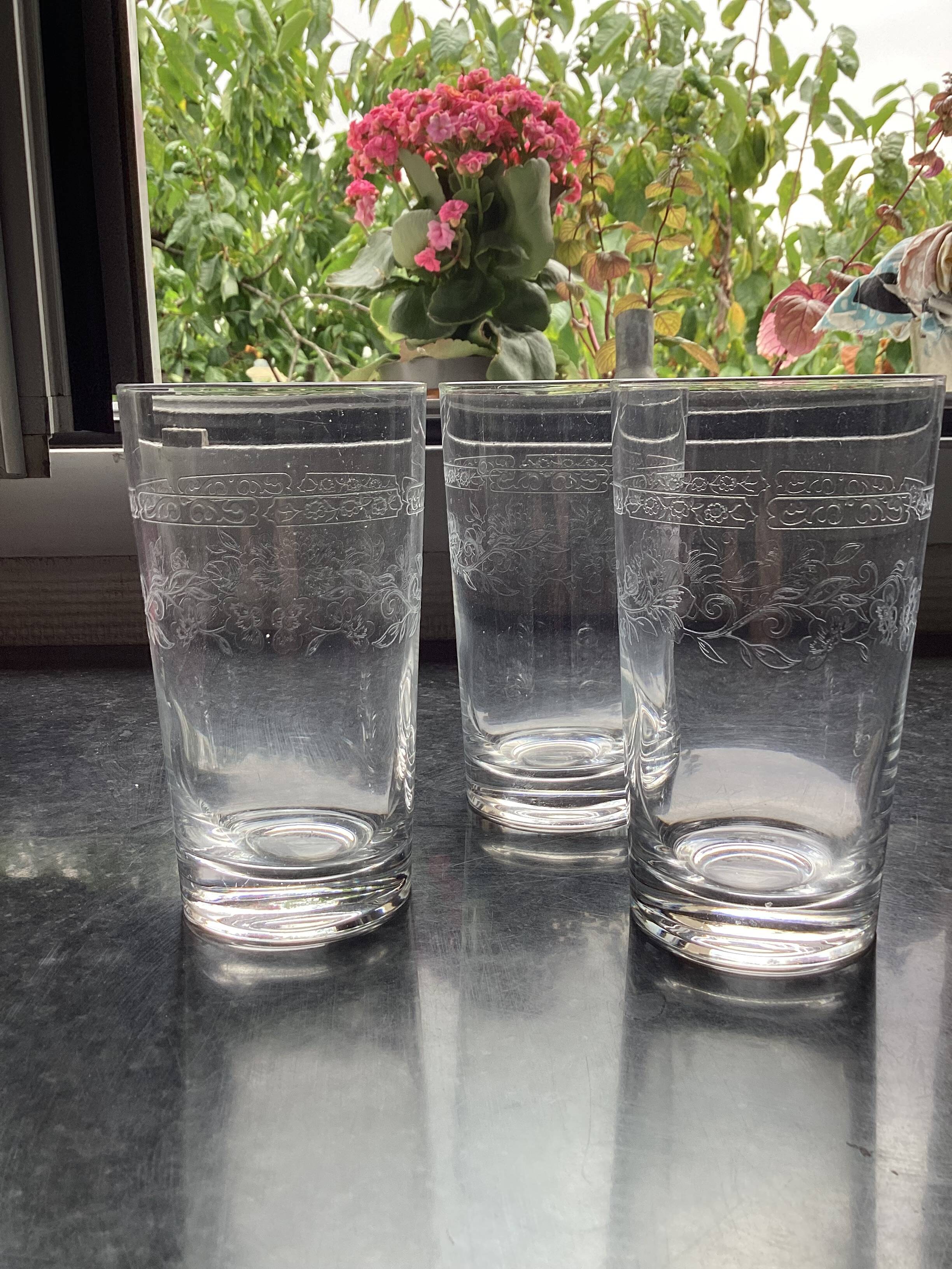 3 grandes verres en cristal dimension : hauteur -135 mm diamètre -0,75 mm