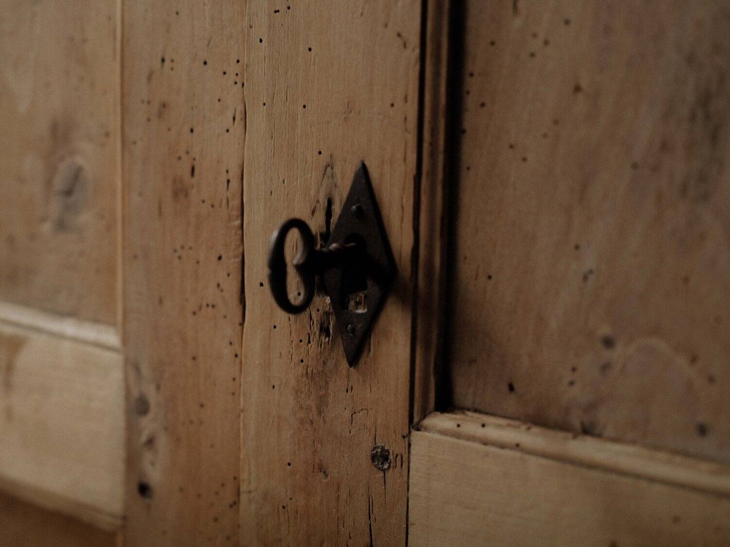 Petit meuble paysan en bois massif, vers 1900