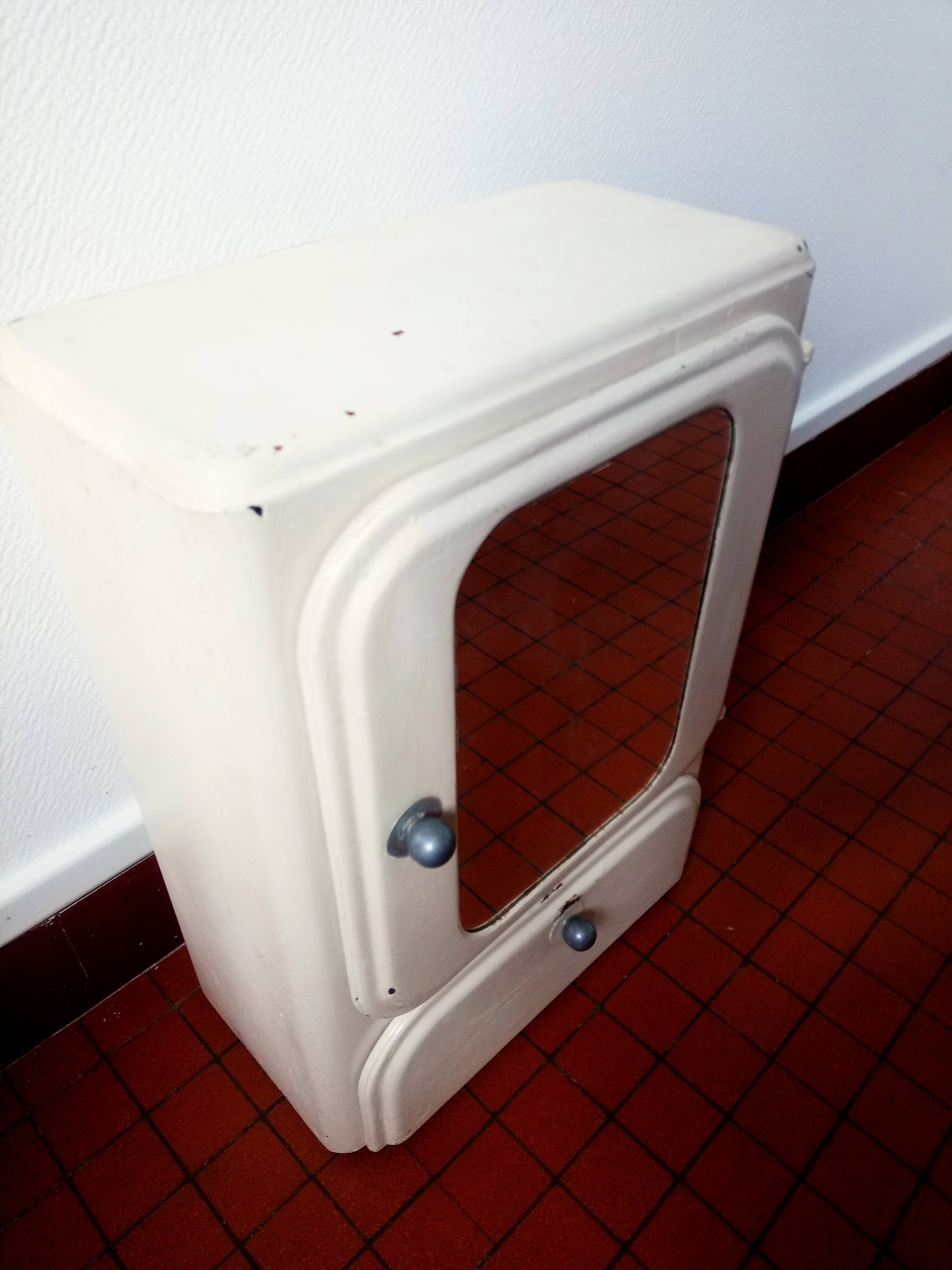 Medicine cabinet of the 40s in sheet metal