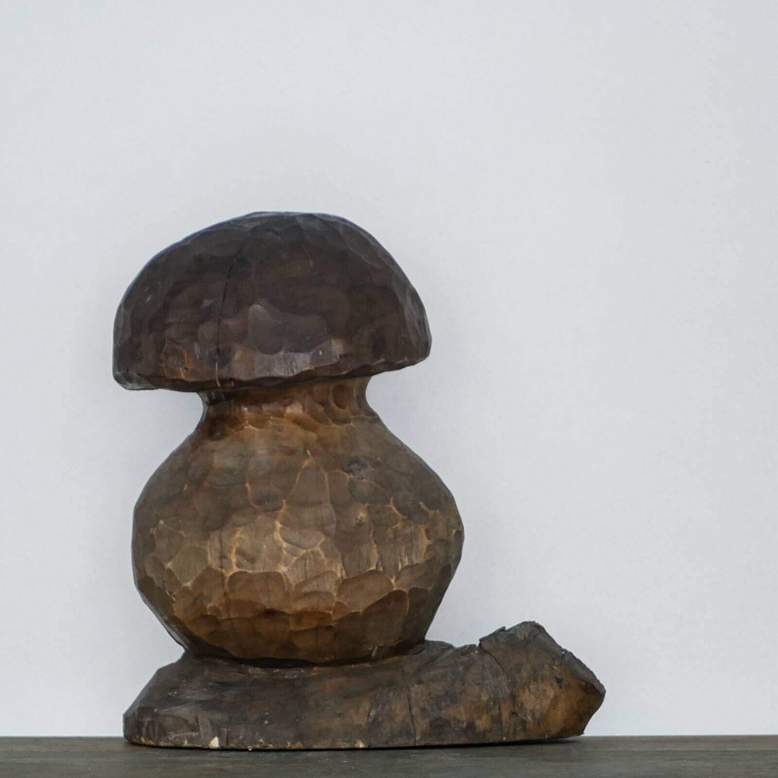 Large hand-carved wooden mushroom - Vintage brutalist home decoration - 1950s folk art