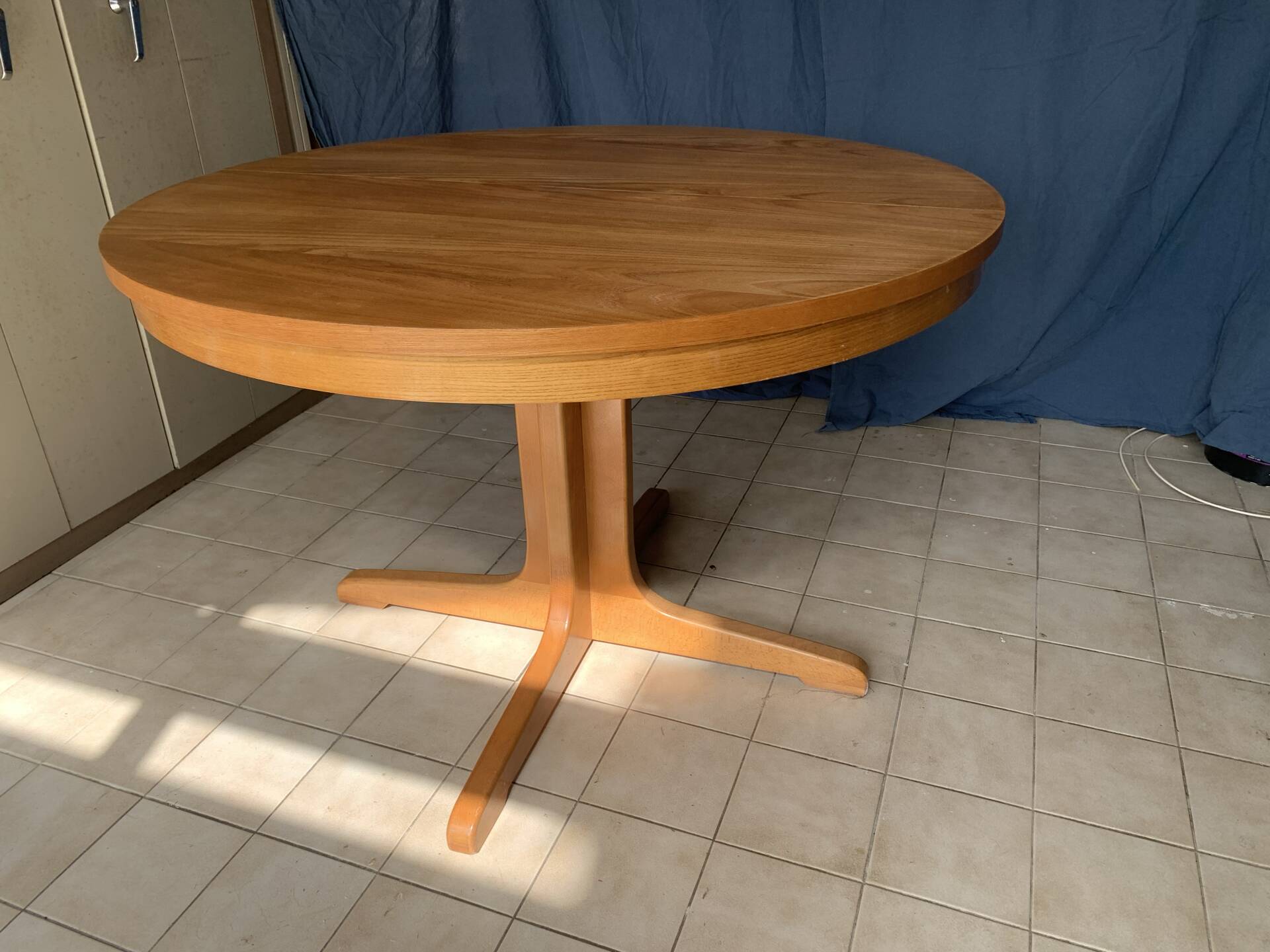 Table ronde en bois avec piétement style Baumann
