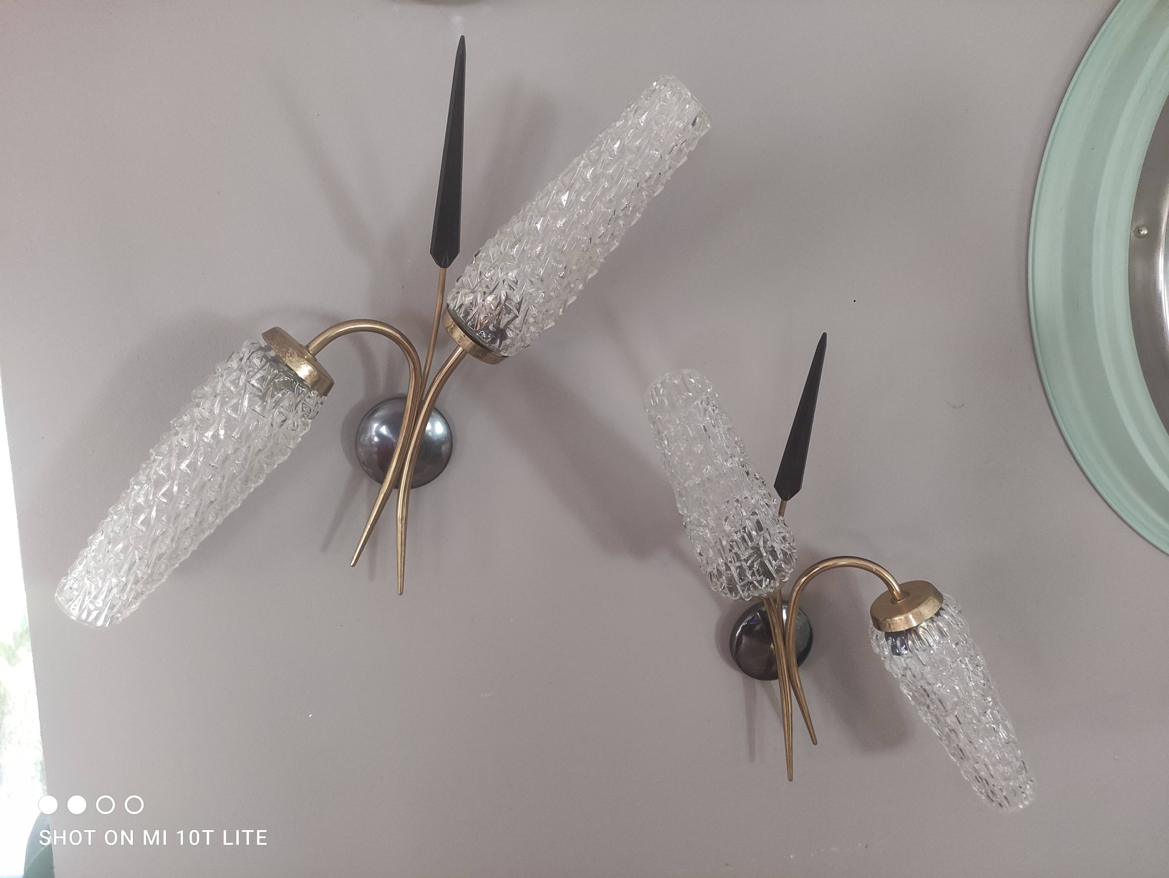 Set of 2 vintage 2-spoke wall lamps in gilded metal and diamond textured tulip glass