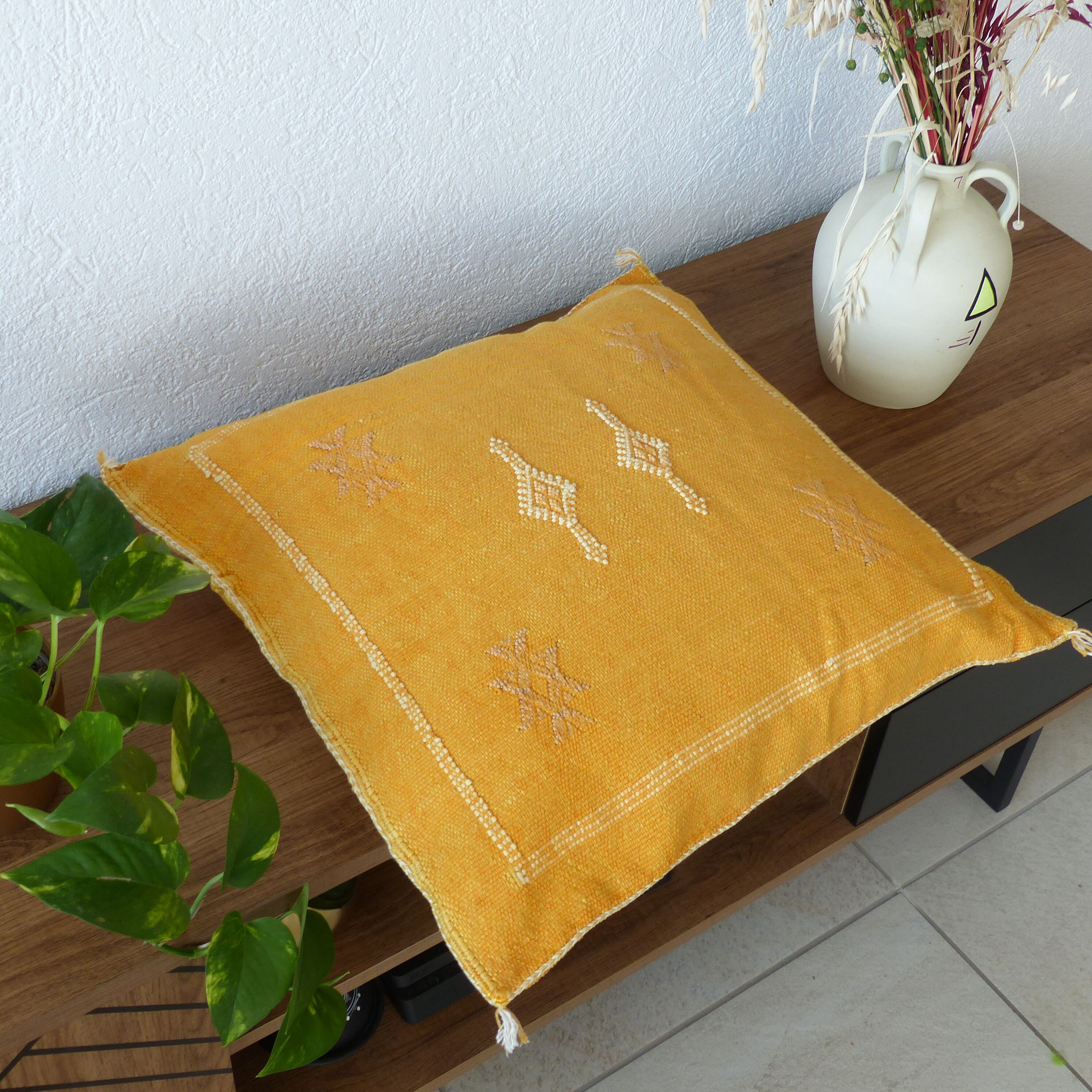 Coussin marocain jaune en soie de cactus