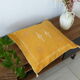 Coussin marocain jaune en soie de cactus