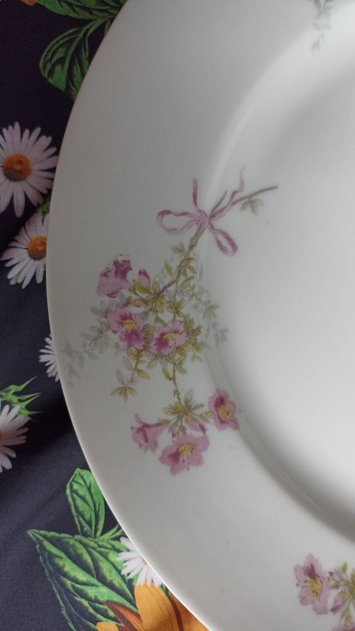 Plat de service en porcelaine de Limoges William Guérin et Compagnie
