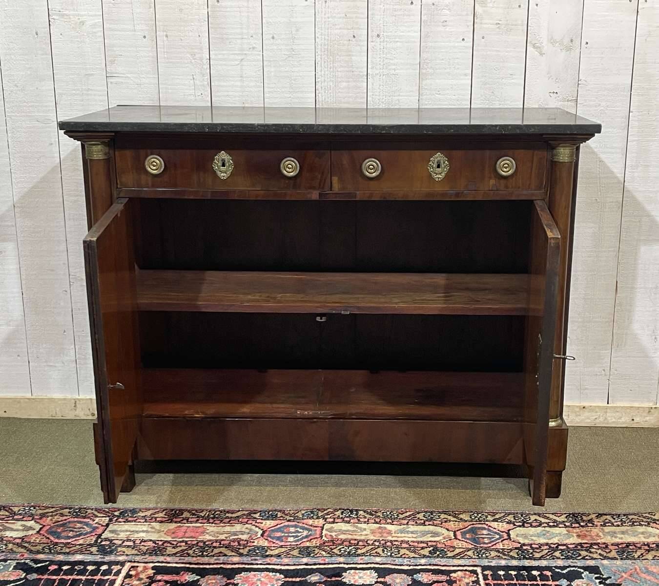 Buffet Empire début XIXème en acajou et dessus marbre noir