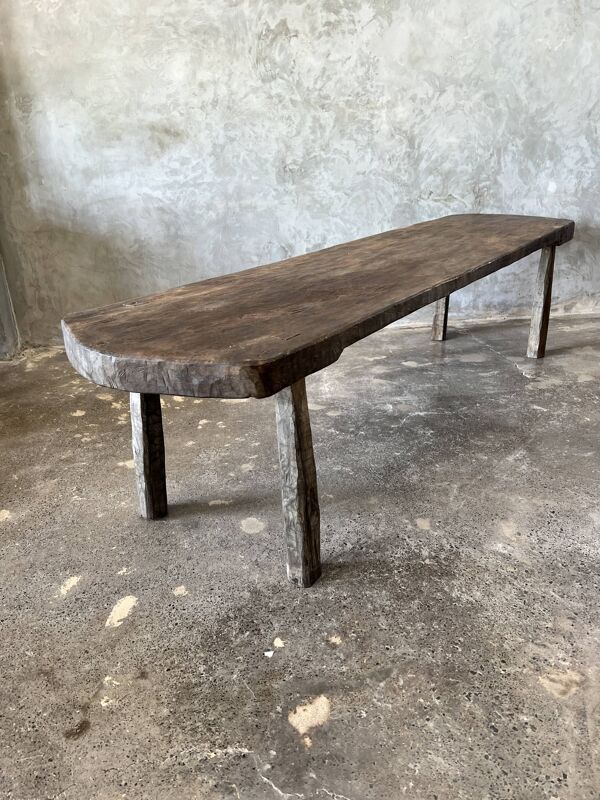 Grande table basse arrondie en teck asiatique ancien
