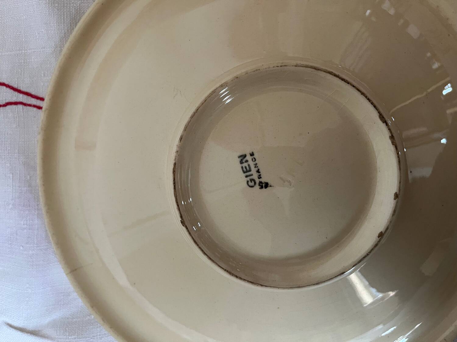 Shallow dish in earthenware from Giens