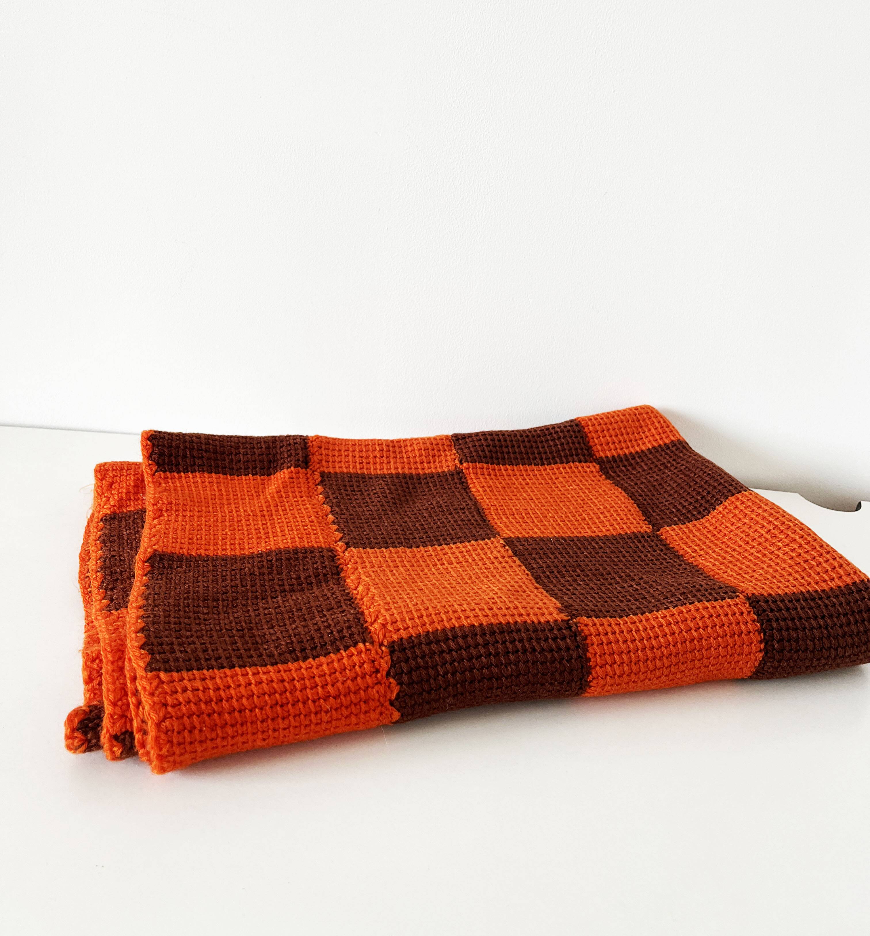 Vintage hand-knitted wool vichy blanket 110x88.