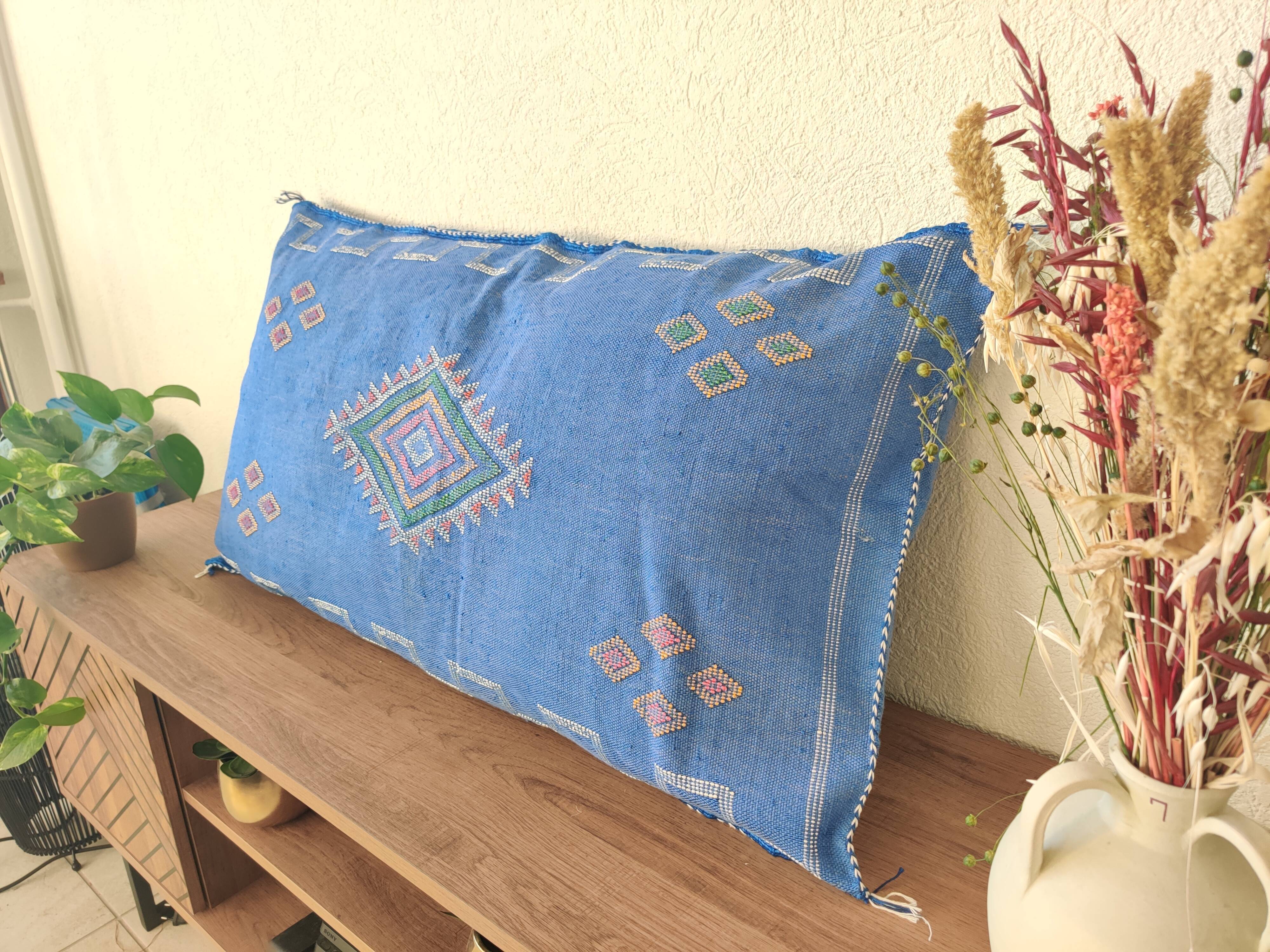 Coussin berbère bleu en soie de cactus