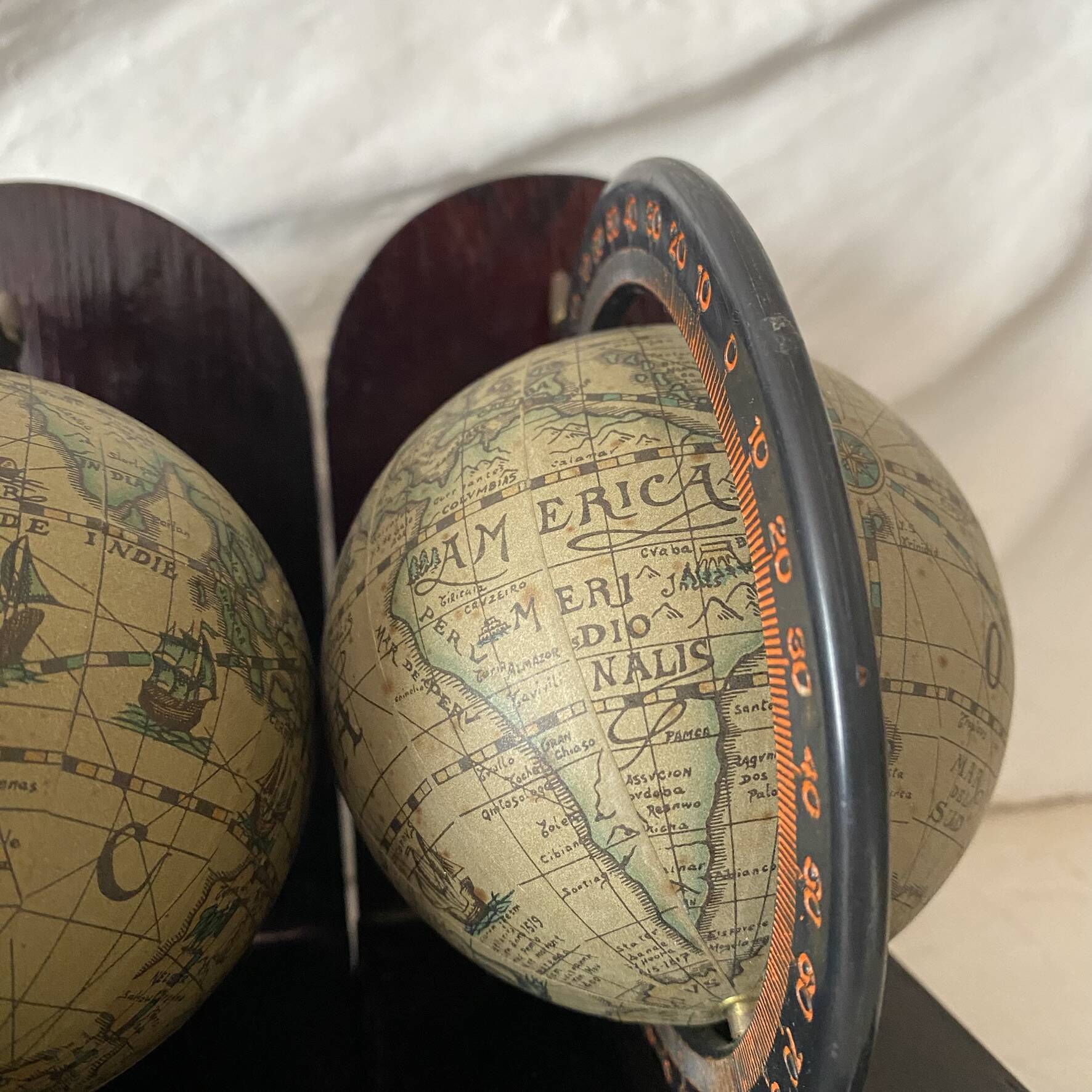 Serre livres mappemonde globes terrestre