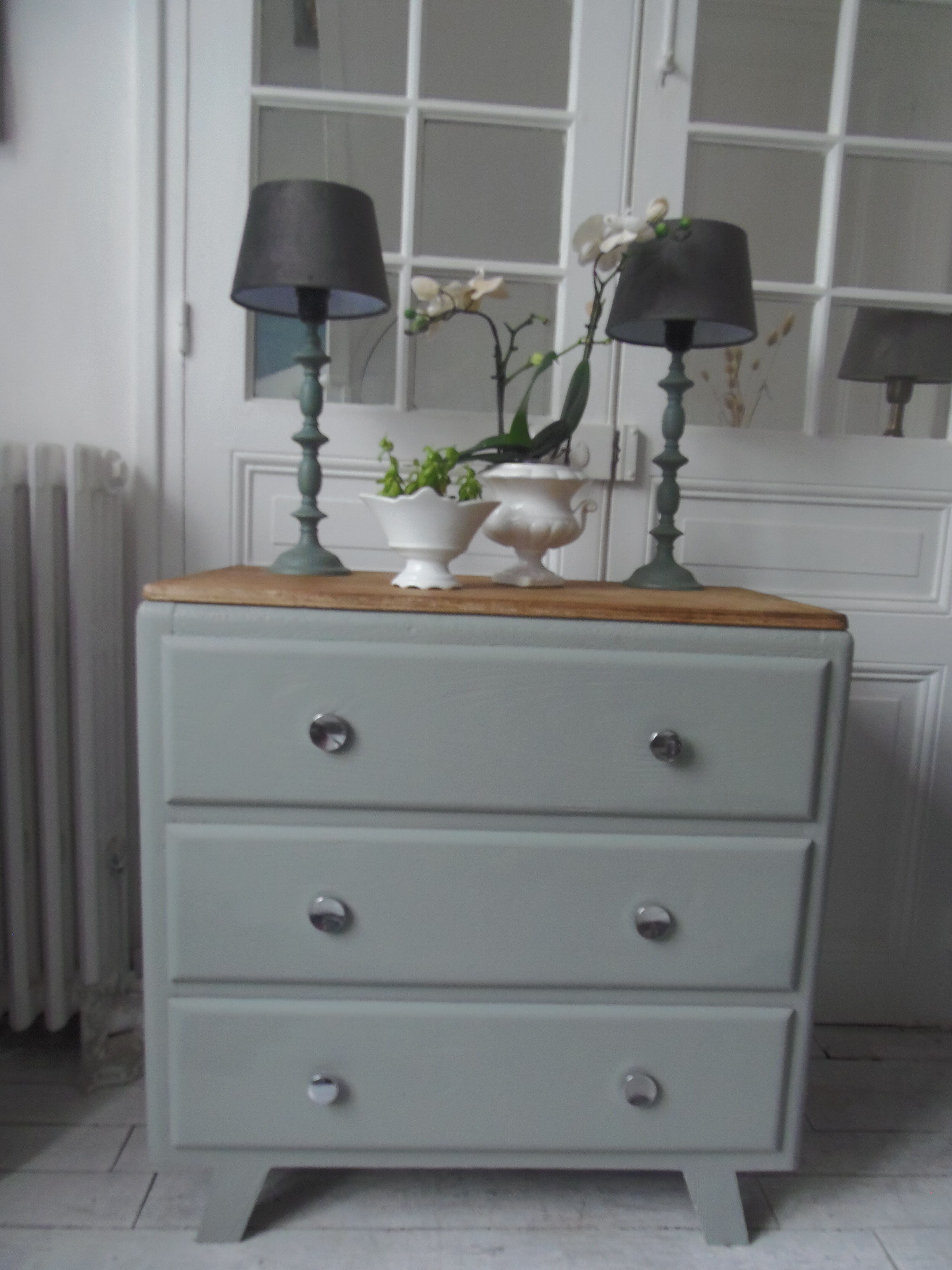 Compass feet vintage gray green, 3 drawers, wooden tray.