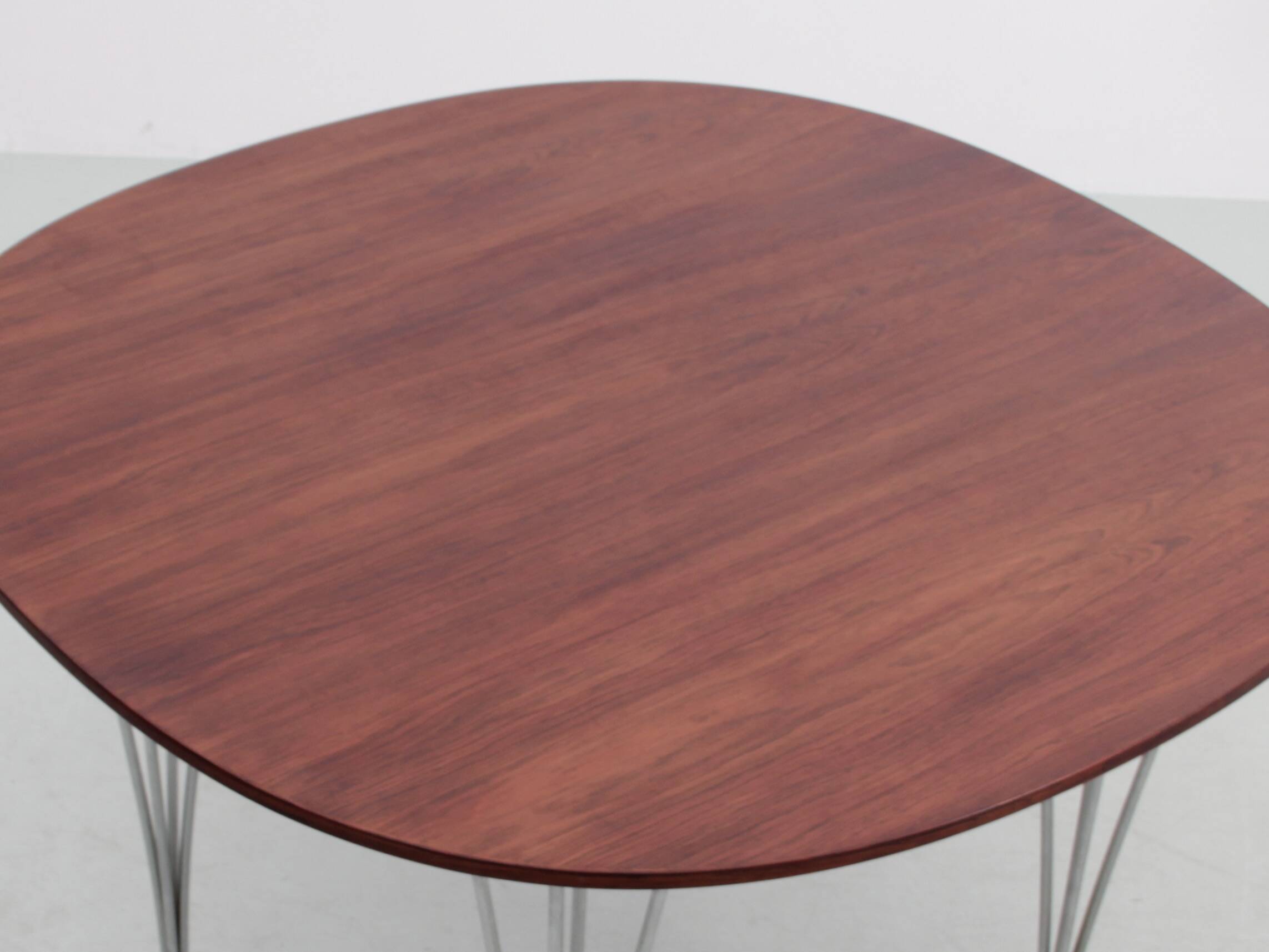 Scandinavian Super-ellipse table in Rio rosewood. 4 people.