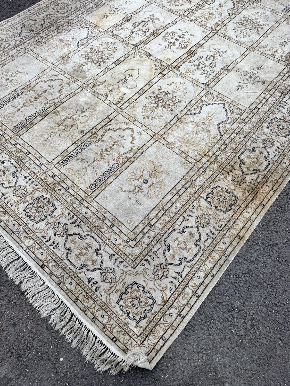Elegant silk rug with arabesque decoration, 270 x 185 cm