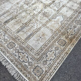 Elegant silk rug with arabesque decoration, 270 x 185 cm