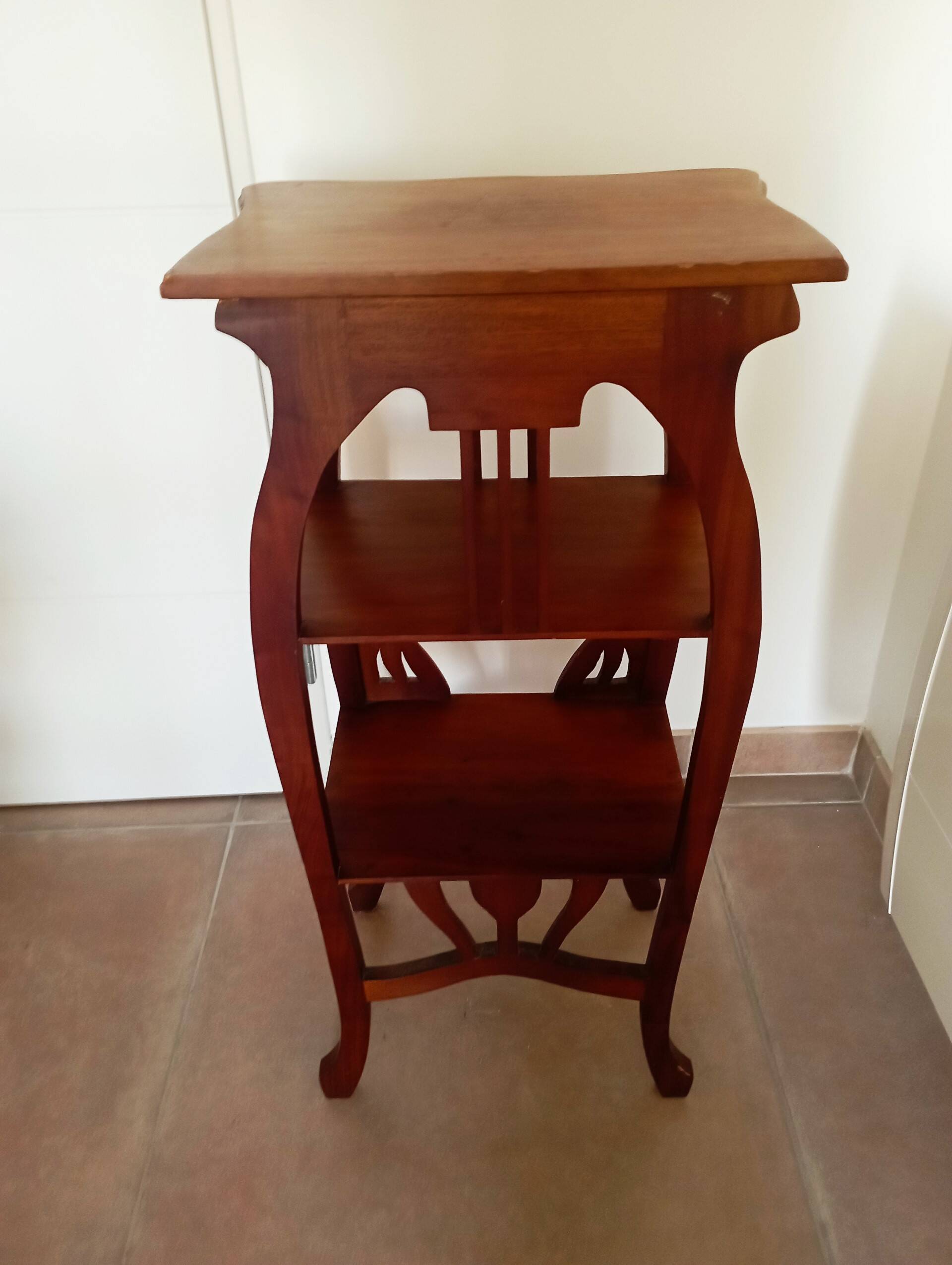 Pedestal table