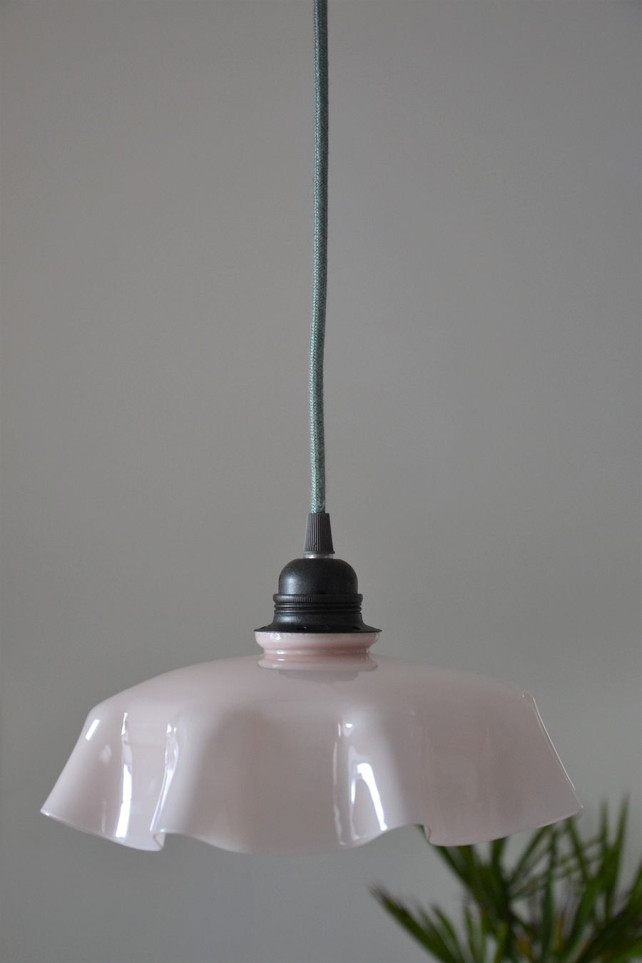Suspension vintage en opaline rose pâle effet drapé