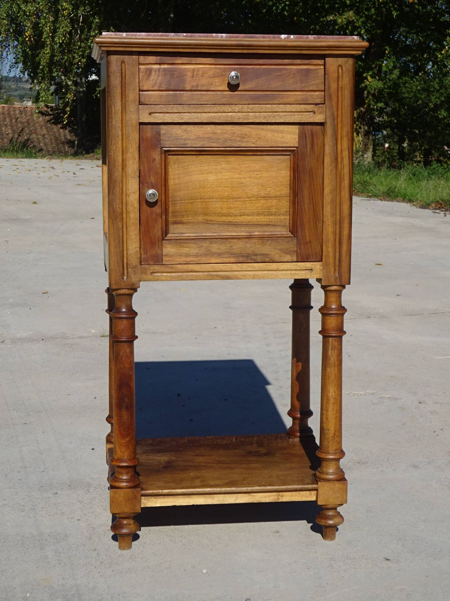 Meuble de chevet en noyer et marbre de style Louis XVI