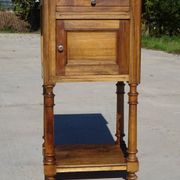 Meuble de chevet en noyer et marbre de style Louis XVI