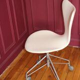 Office chair 3117 by Arne Jacobsen