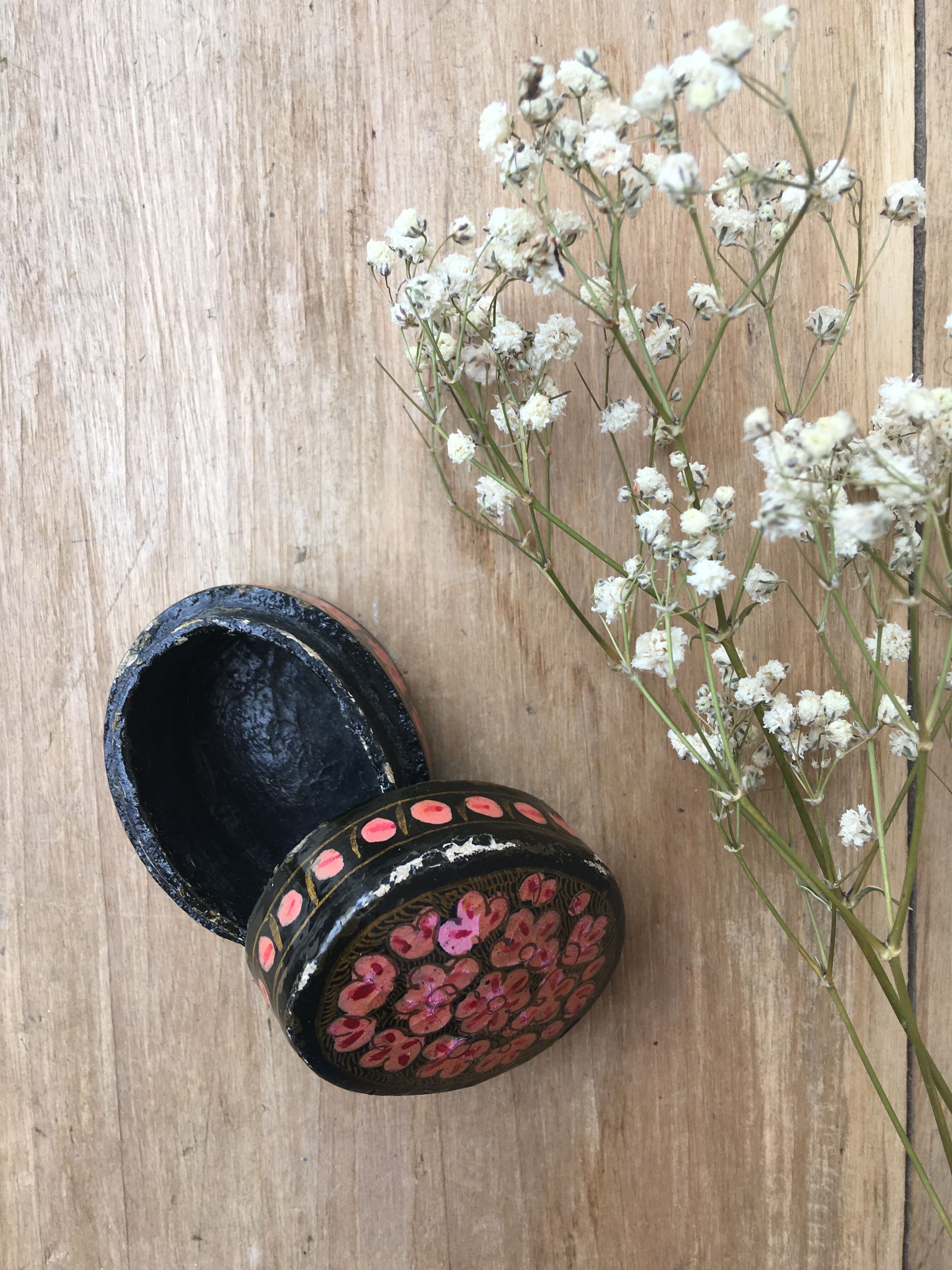Wooden pillbox with painted décor