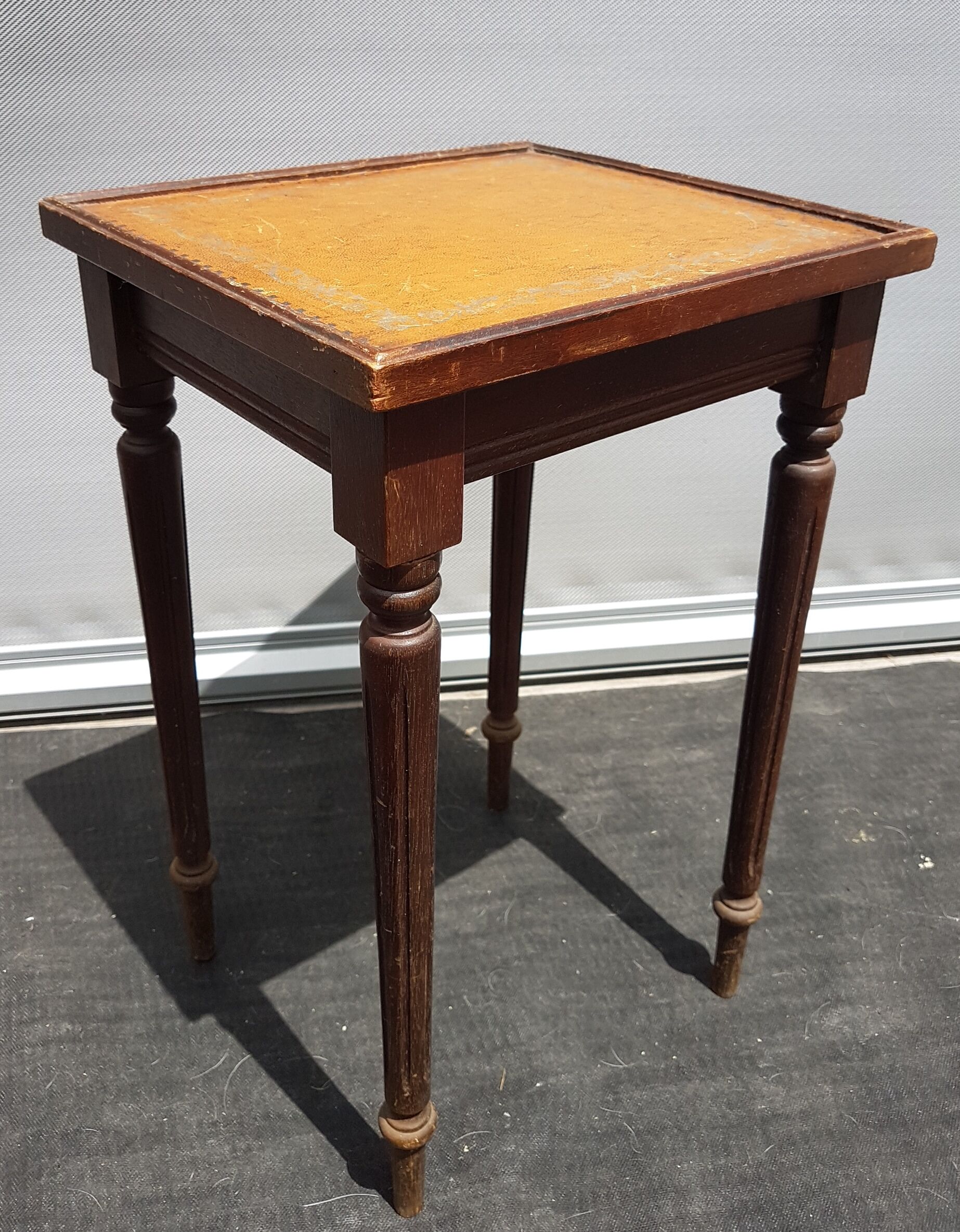 Pair of small flying tables dandy wrapped leather and gold vignette