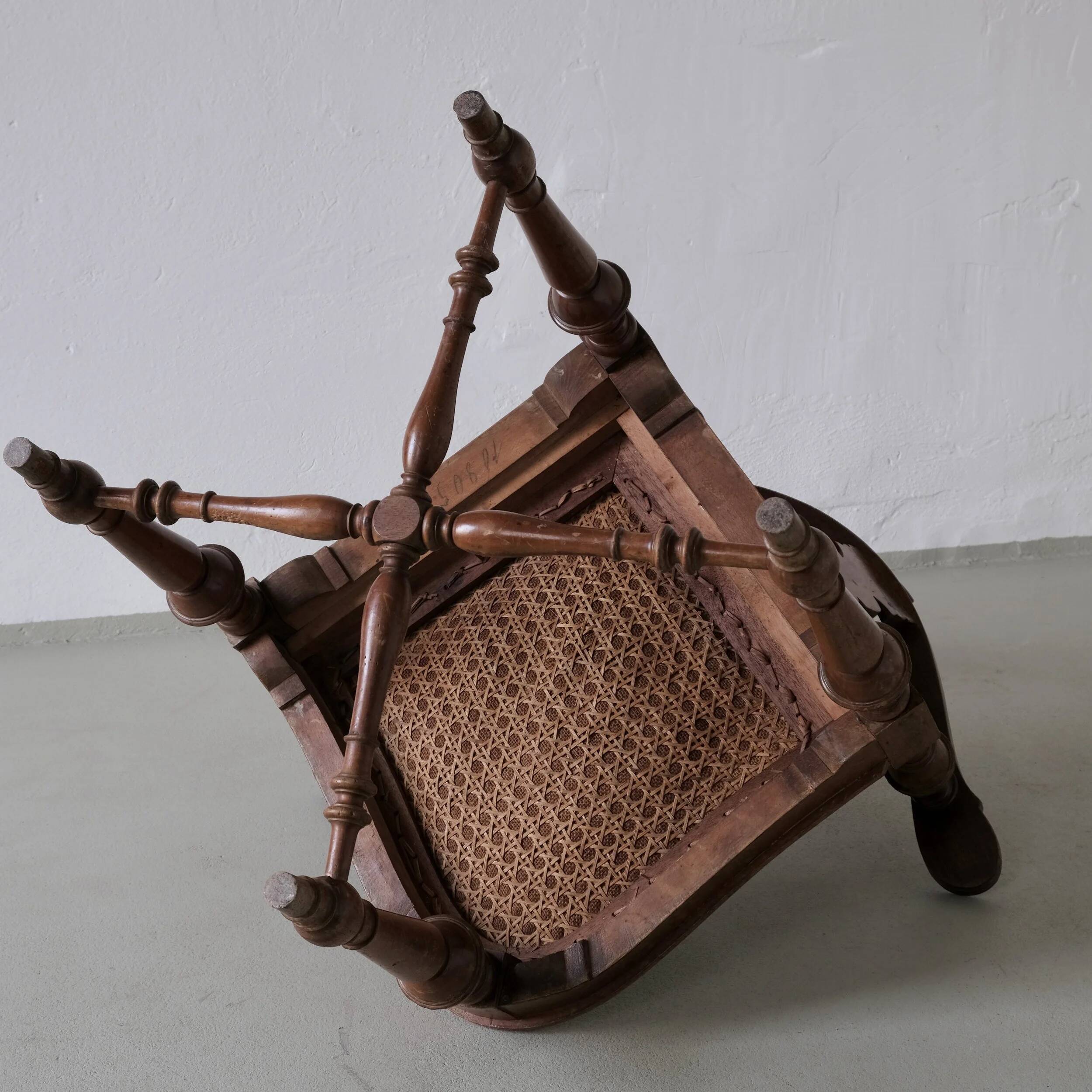 Fauteuil d'angle ancien sculpté avec assise en cuir