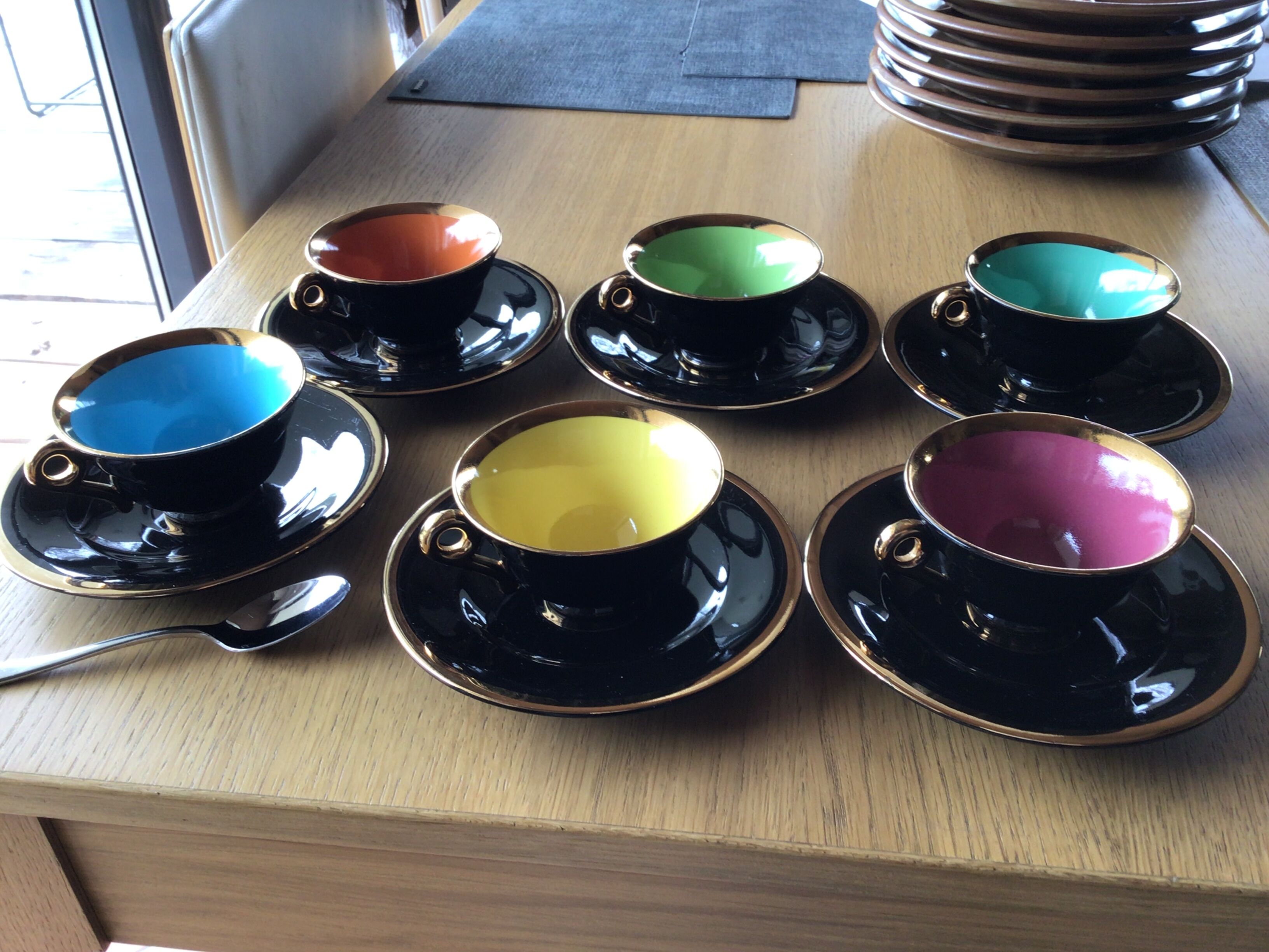 6 Black cups and colors Salins la Baule with saucers
