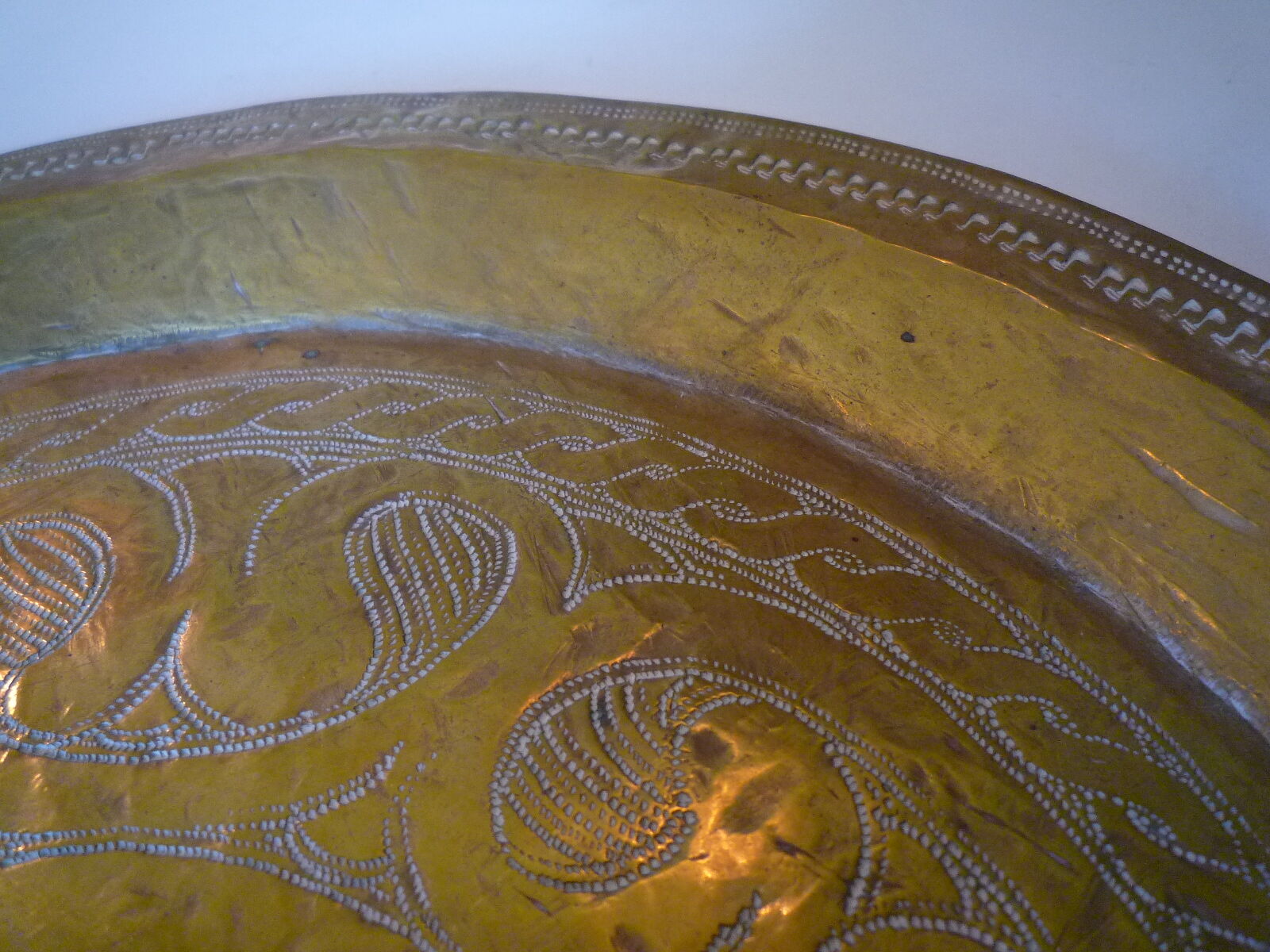 Ancient Moroccan plateau, chiseled copper, diameter 29 cm