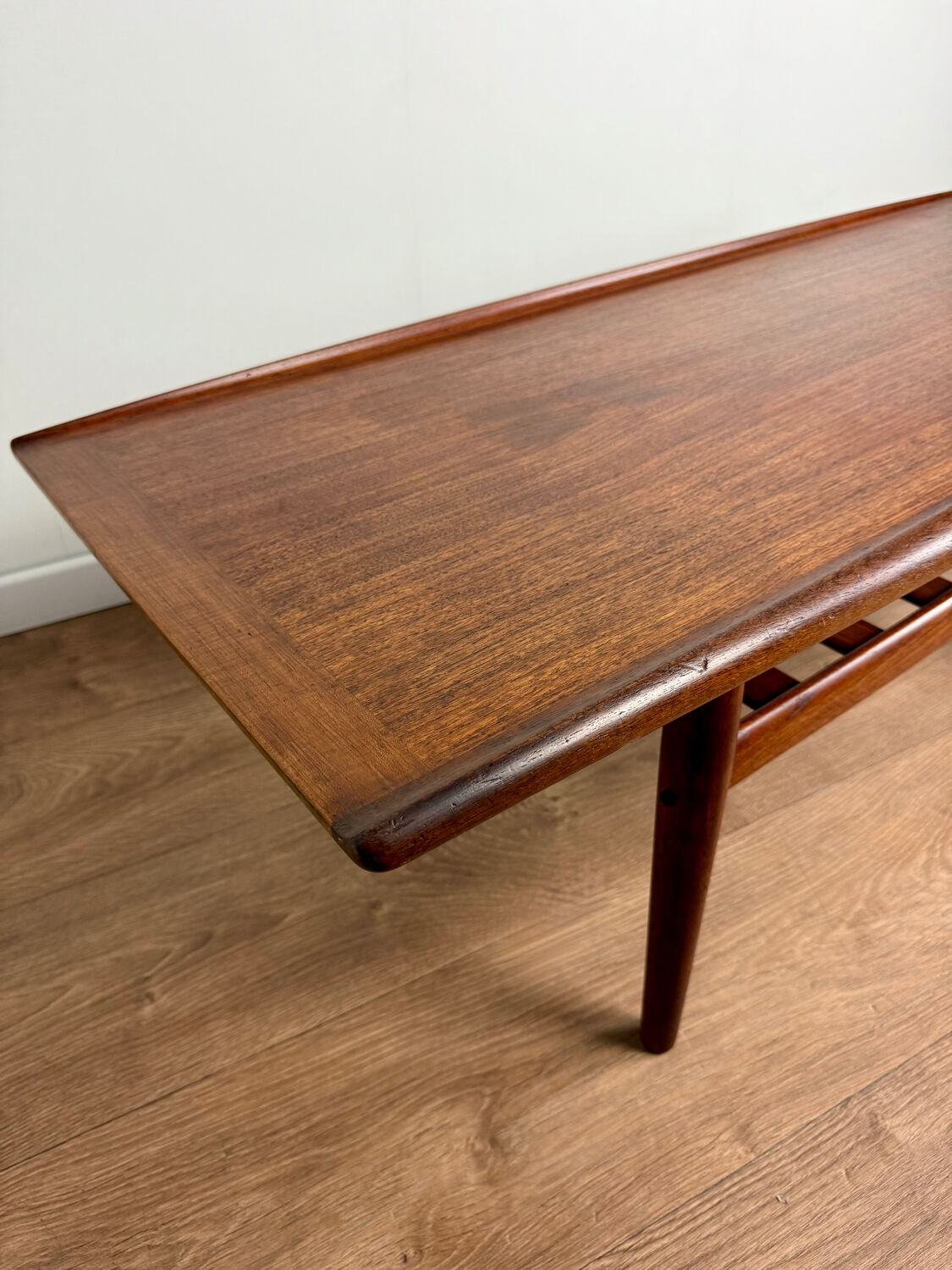 Table basse scandinave attribuée à Grete Jalk – Années 60