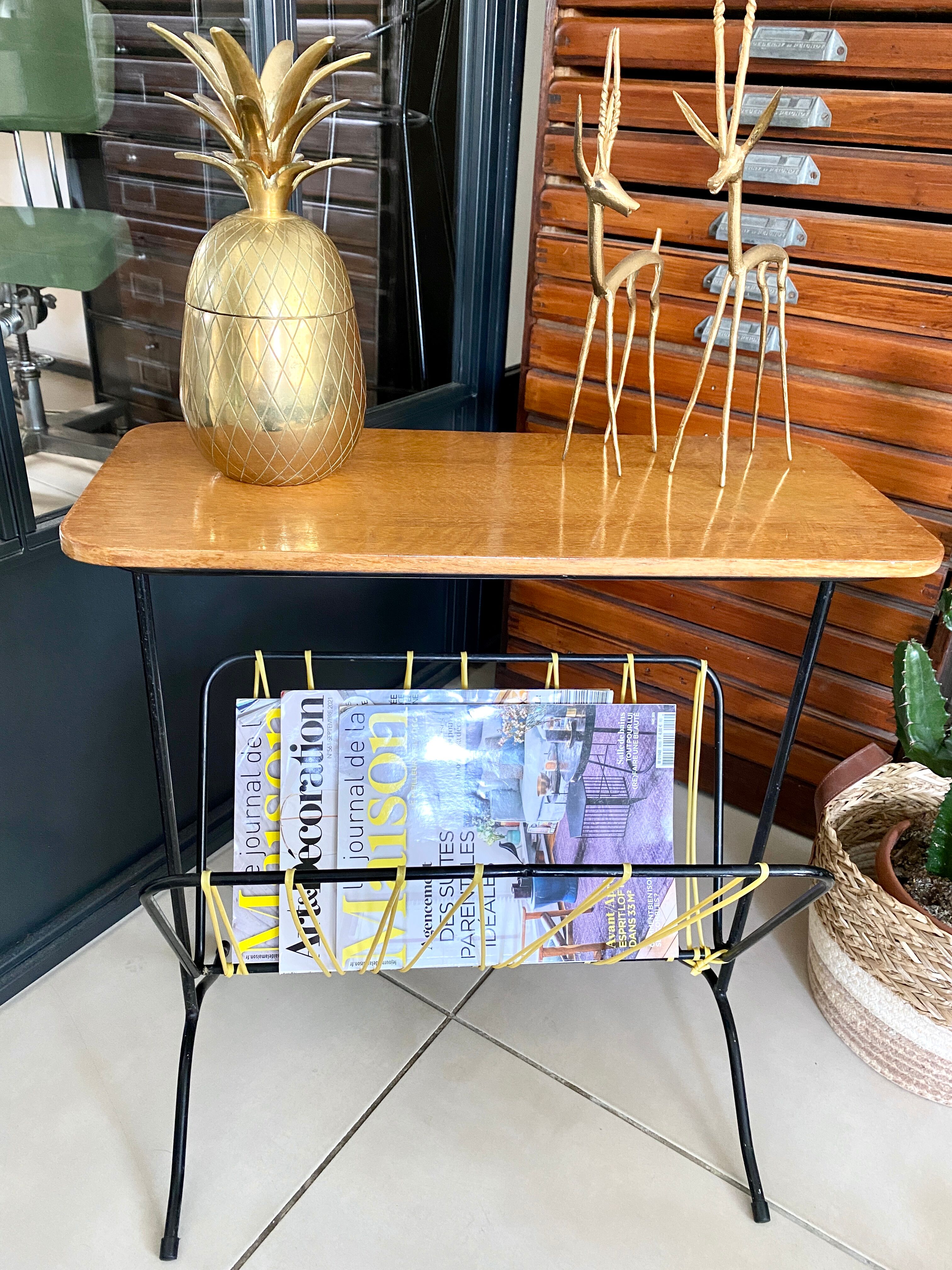 Vintage scoubidou tablet magazine holder