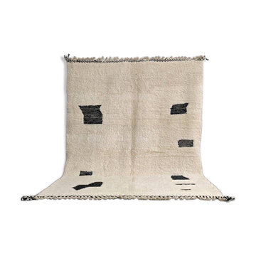 Beni Ourain carpet from the Atlas, made with traditional artisanal craftsmanship.