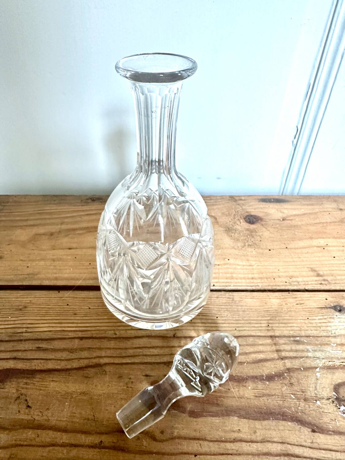 Small carafe and its chiseled glass stopper