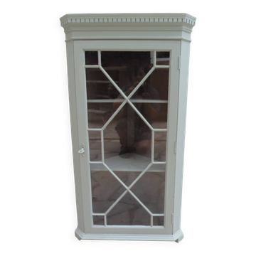 Vitrine angle anglaise vintage sublimé en vert de gris plateau bois.