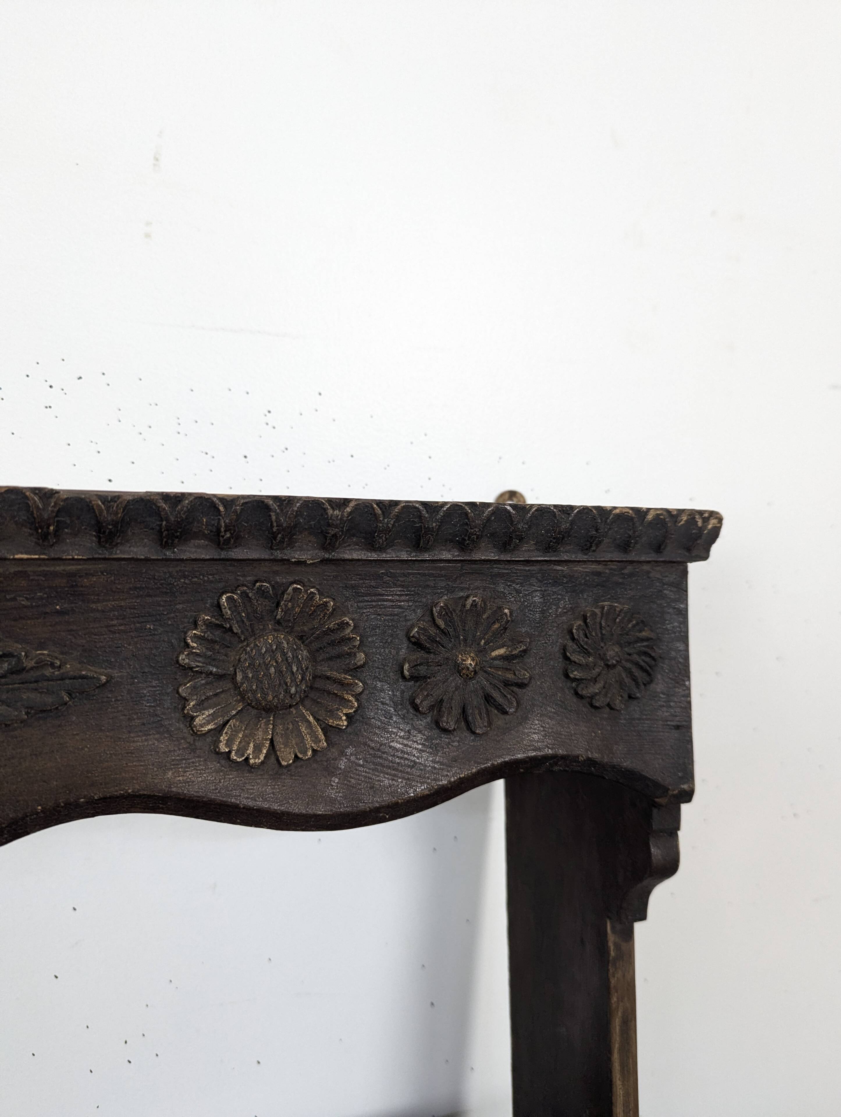 Étagère murale égouttoir en chêne sculpté de fleurs