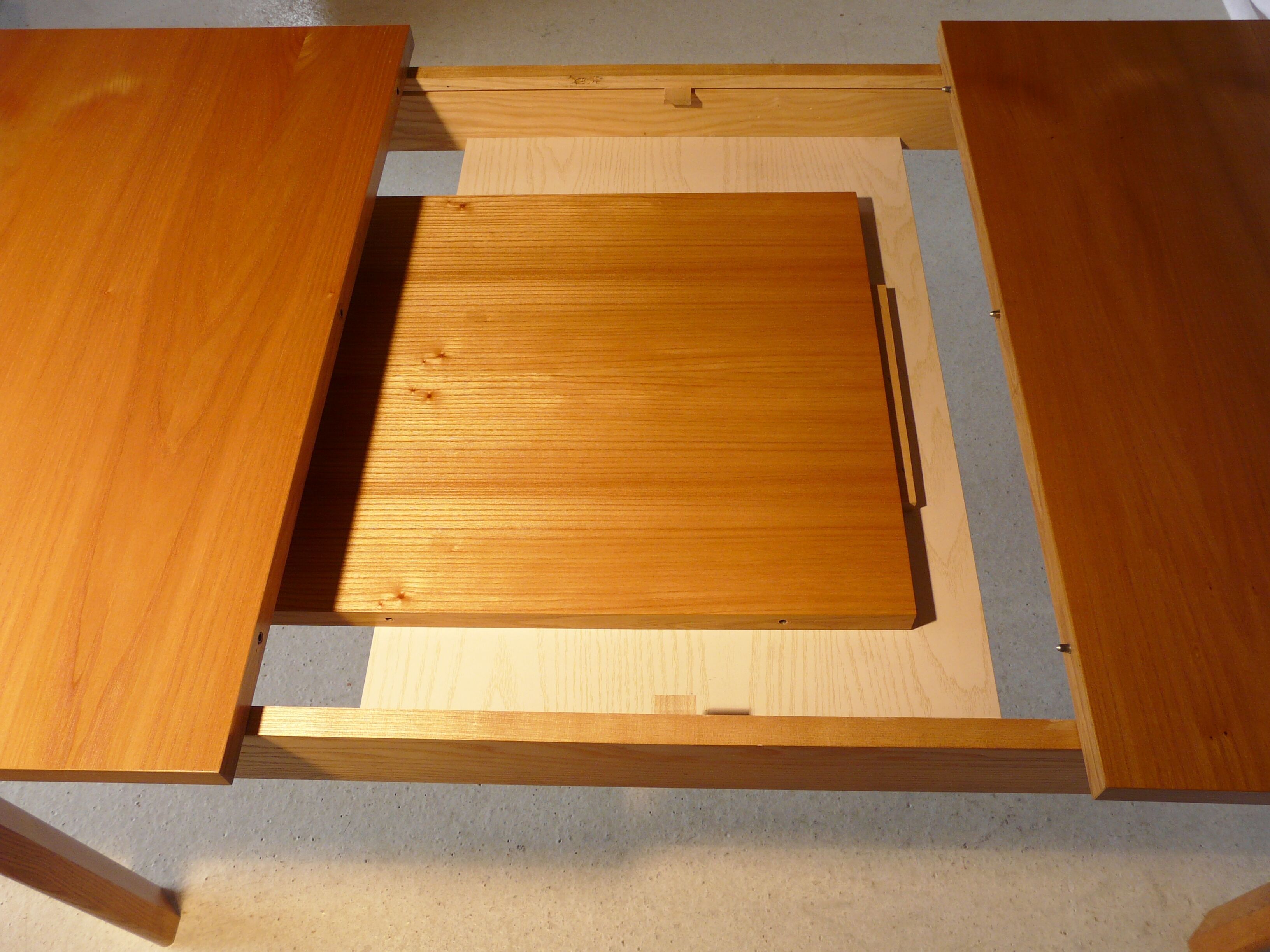 Extendable rectangular table in blond wood