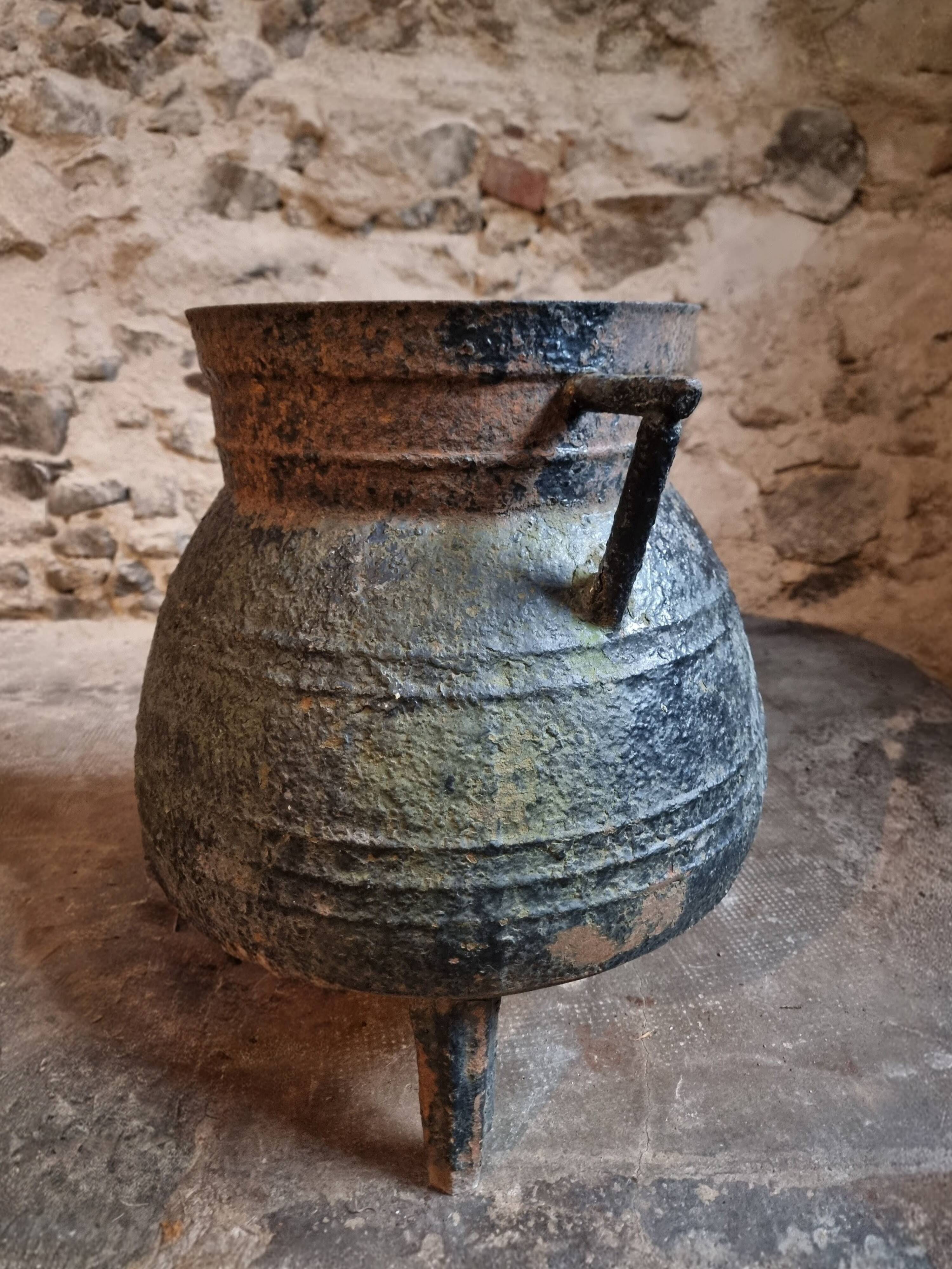 Ensemble d'anciens pots en fonte (chaudrons), France, 1880–1900