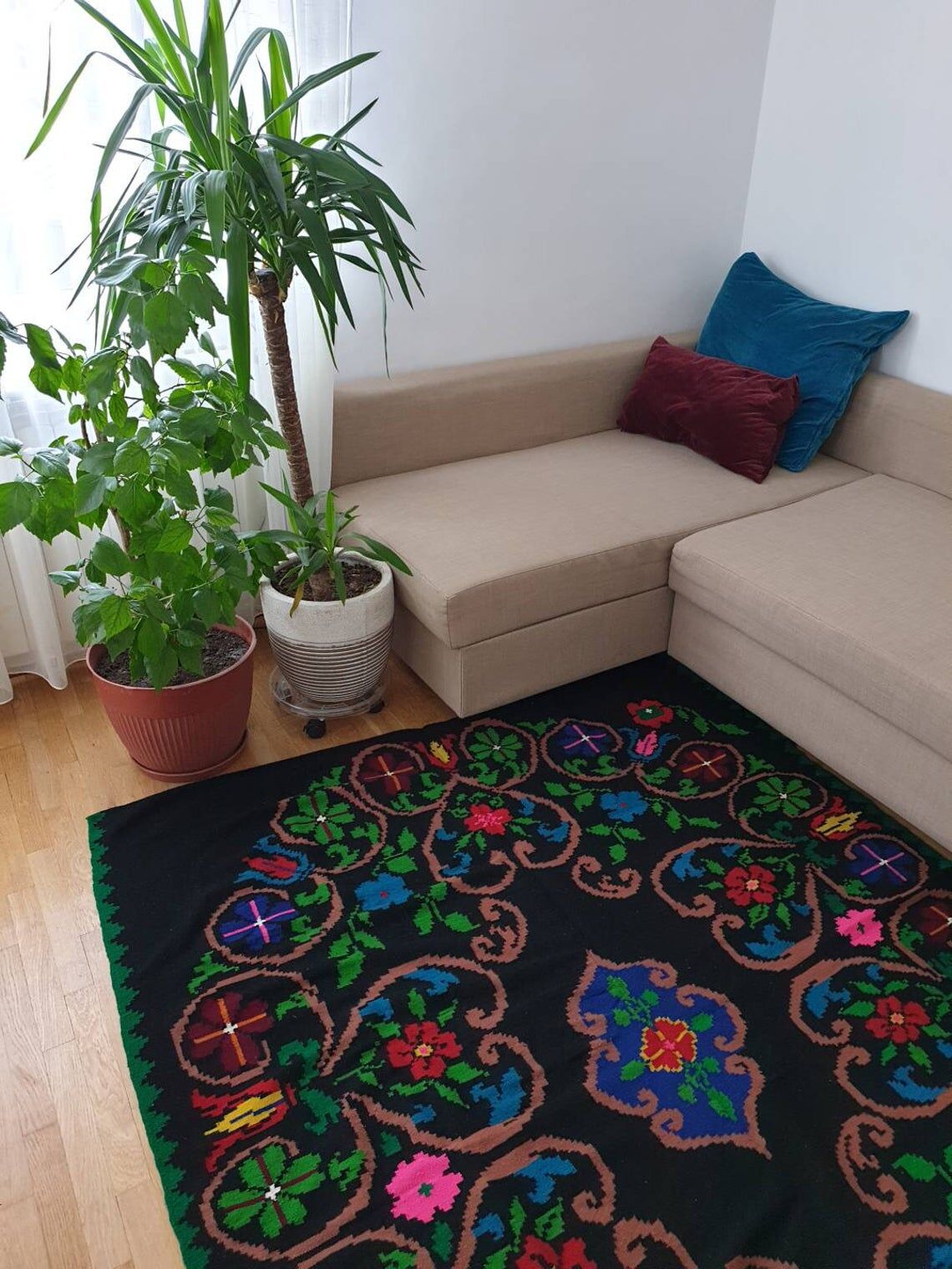 Romanian handwoven wool carpet with floral design, 155x200cm