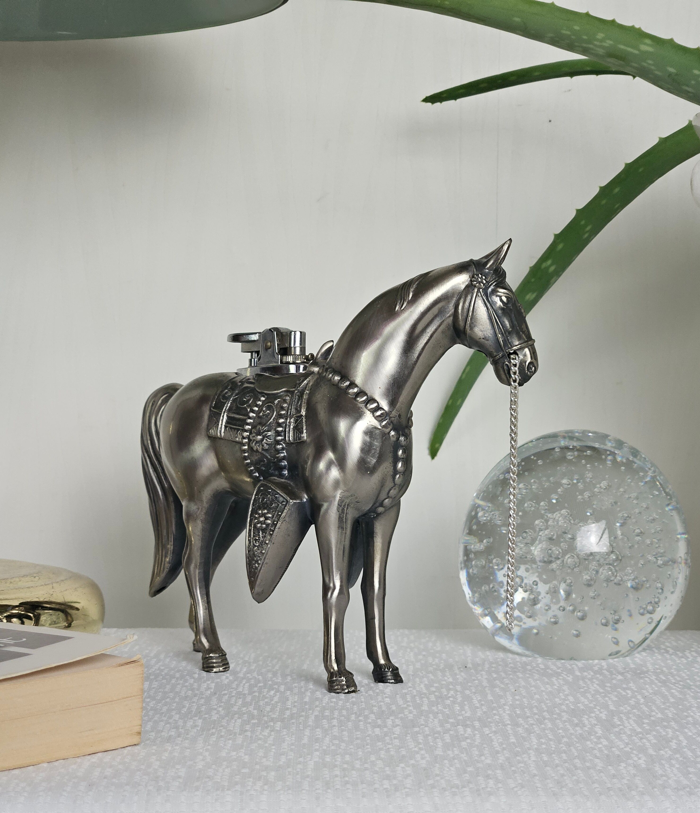 Decorative horse table lighter