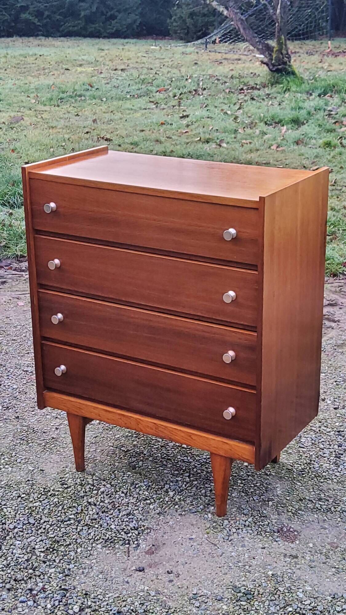 Vintage golden oak chest of drawers with 4 spindle feet from the 1950s