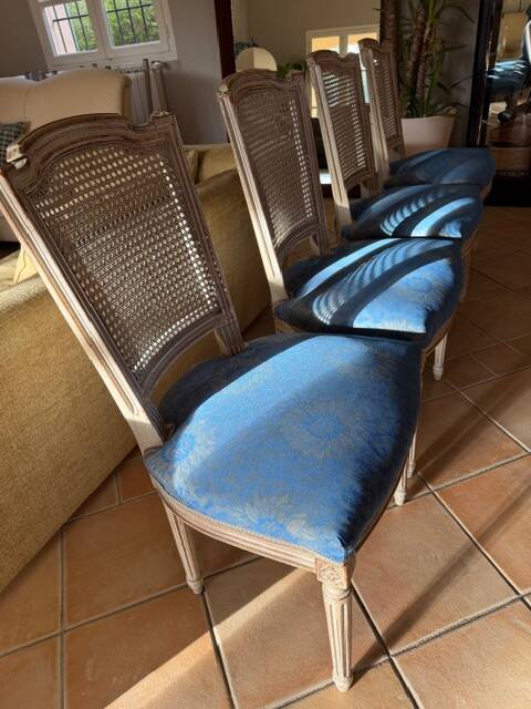 Set of 4 elegant Louis XVI style chairs in cream patinated wood.
