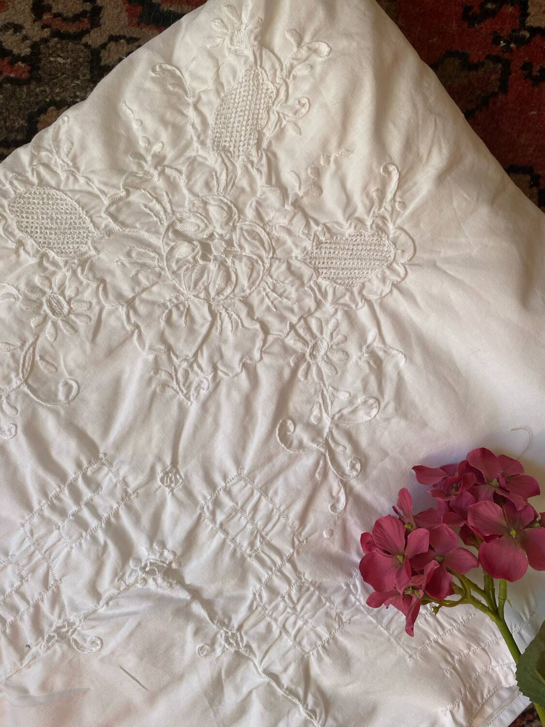 Nappe blanche en fin coton blanc brodé.