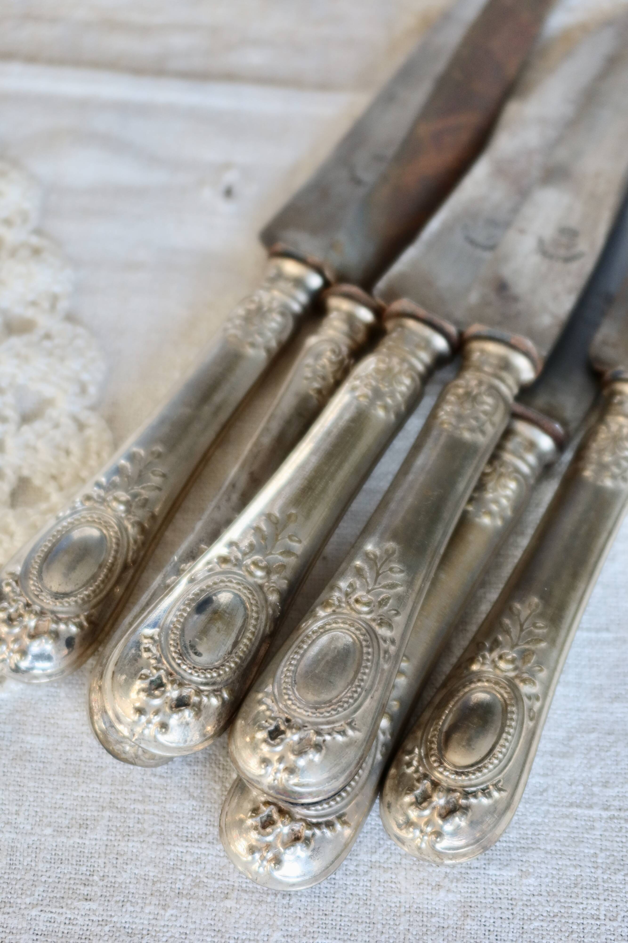 6 antique metal knives - Handles decorated with cartouches and scrolls