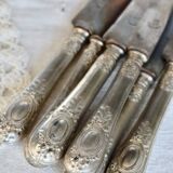 6 antique metal knives - Handles decorated with cartouches and scrolls