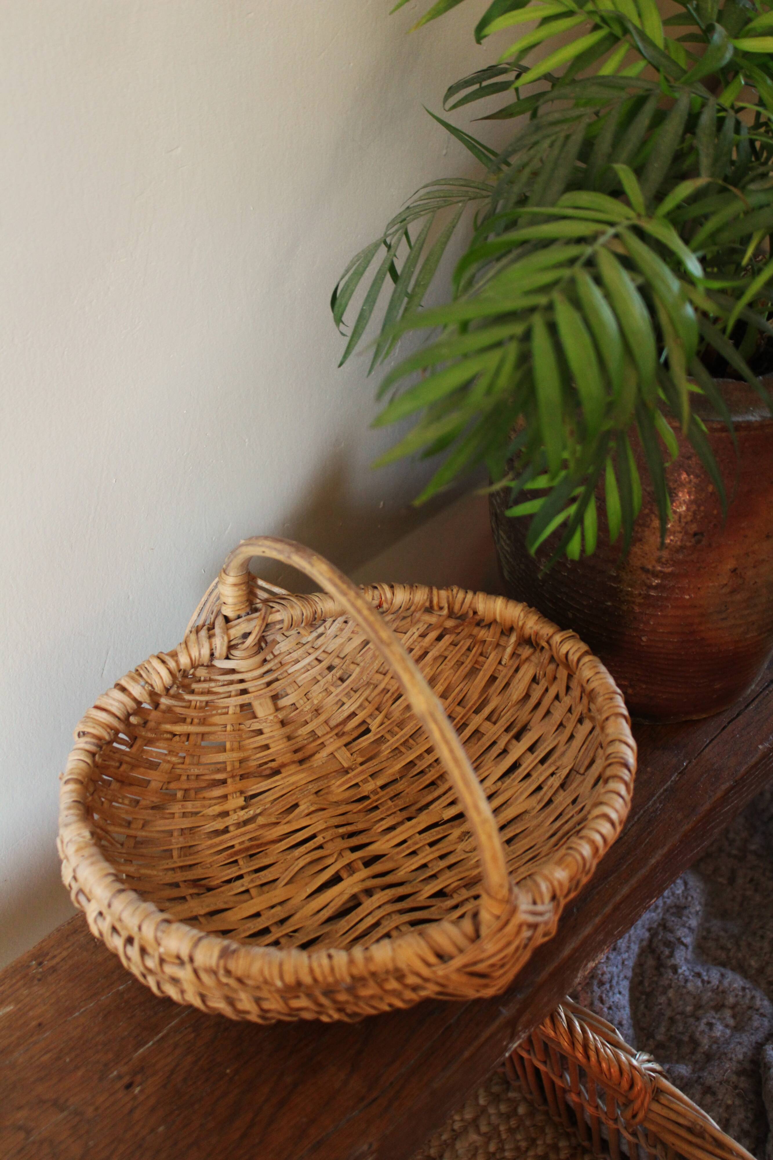 Light wicker oval basket with vintage round handle