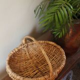 Light wicker oval basket with vintage round handle