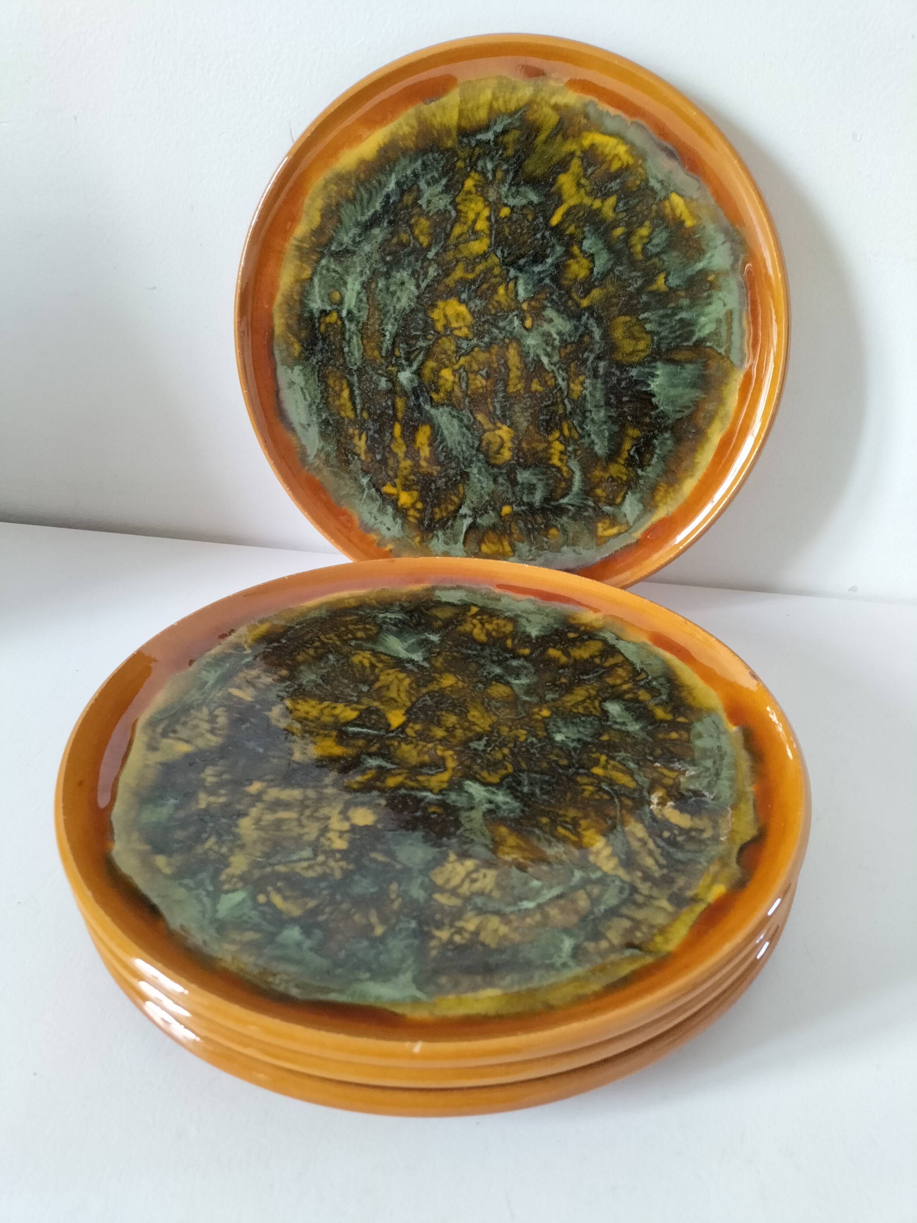 Set of 4 flamed enamel plates in green and amber from the 60s-70s.