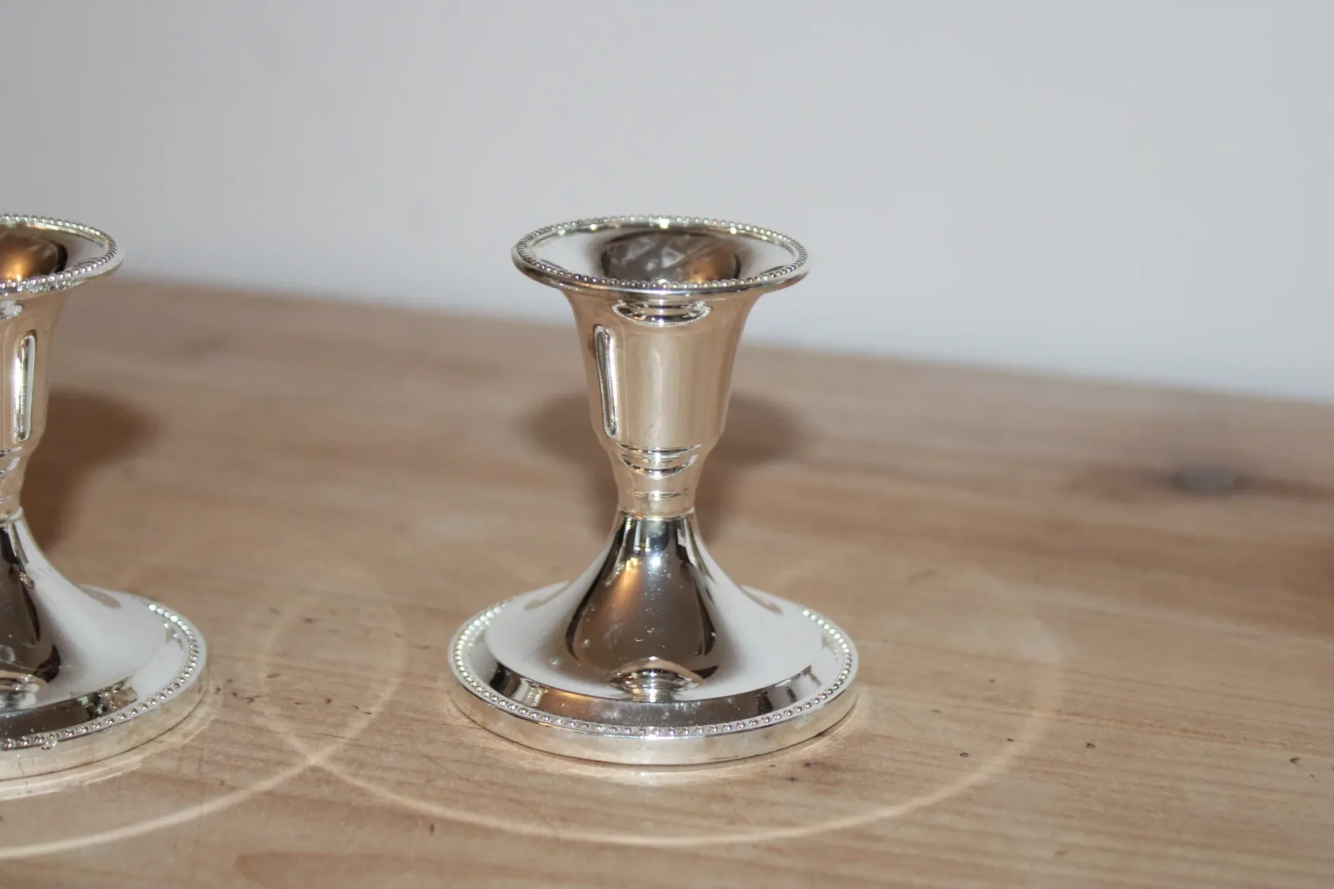 Pair of small silver candle holders with beaded borders – With Boursault box – H 7 cm