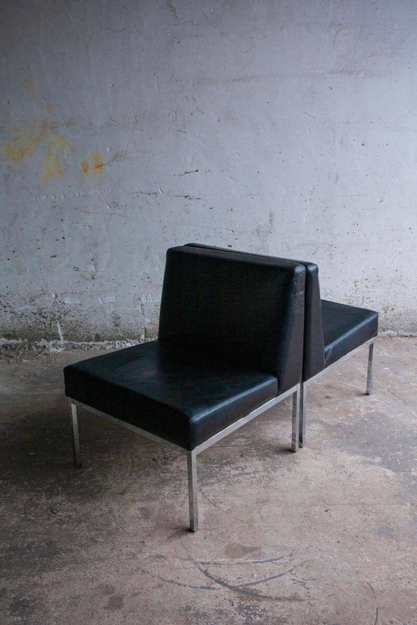 Lot de 2 fauteuils lounge minimalistes en cuir noir