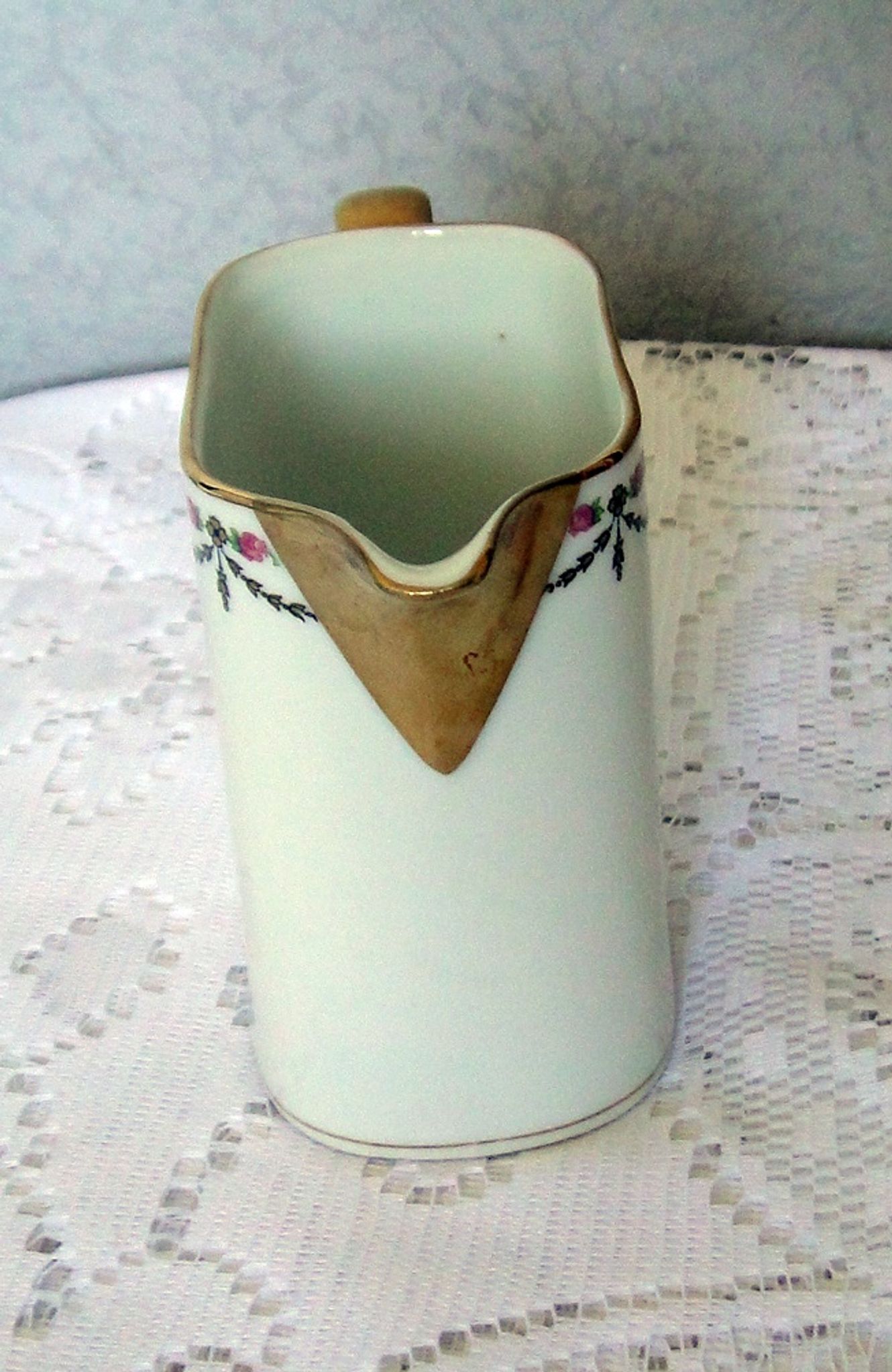 Porcelain milk pot limoges blanche liseret beak and handle dores and garland pink